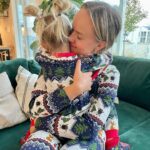 Sara Parikka Instagram - mainos @martinex.fi & ALEKOODI ✨ ❤️ Koko perheen Muumi-pyjamien perään on kyselty ja nyt ne on täällä 😍 pehmoiset ja kauniit joulupyjamat tuo ihanaa fiilistä lähenevään joulunaikaan 👏🏼 Vuoristo-pyjamaa on saatavilla vauvasta vaariin! Eikö ole ihana kuosi? 😍 Kannattaa myös tsekata upea punainen Talviyö-kuosi. ❤️ Lupasin lapsille, että marraskuun alussa aloitetaan pikkuhiljaa joulun fiilistely ja mätsäävät yökkärit on just paras tapa startata tämä vuoden paras aika ✨😍 kokoja löytyy 56-XXL 🥰 ❤️ Viimeisessä kuvassa minä ja esikoinen samistellaan Tuutikki collegepaidoissa. Kurkkaa stooreista vielä tarkemmin 😘 ❤️ Pehmoisin tärppi on kuvassa 4 näkyvät pehmosukat joita löytyy myös vauvasta vaariin muutamassa eri kuosissa. Nämä ovat parhaat pitämään varpaat lämpimänä ja sopii just täydellisesti esim. pikkujoululahjaksi 🥰 ❤️ Alekoodilla: SARA20 saa 20% alennusta, koodi on voimassa normaalihintaisista tuotteista 5.-9.11.2023 💫 Kurkkaa kaikki ihanat Muumi-pyjamat ja vaatteet martinex.fi 🥰 @moominbymartinex