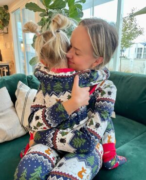 Sara Parikka Instagram - mainos @martinex.fi & ALEKOODI ✨

❤️ Koko perheen Muumi-pyjamien perään on kyselty ja nyt ne on täällä 😍 pehmoiset ja kauniit joulupyjamat tuo ihanaa fiilistä lähenevään joulunaikaan 👏🏼 Vuoristo-pyjamaa on saatavilla vauvasta vaariin! Eikö ole ihana kuosi? 😍 Kannattaa myös tsekata upea punainen Talviyö-kuosi.

❤️ Lupasin lapsille, että marraskuun alussa aloitetaan pikkuhiljaa joulun fiilistely ja mätsäävät yökkärit on just paras tapa startata tämä vuoden paras aika ✨😍 kokoja löytyy 56-XXL 🥰

❤️ Viimeisessä kuvassa minä ja esikoinen samistellaan Tuutikki collegepaidoissa. Kurkkaa stooreista vielä tarkemmin 😘

❤️ Pehmoisin tärppi on kuvassa 4 näkyvät pehmosukat joita löytyy myös vauvasta vaariin muutamassa eri kuosissa. Nämä ovat parhaat pitämään varpaat lämpimänä ja sopii just täydellisesti esim. pikkujoululahjaksi 🥰

❤️ Alekoodilla: SARA20 saa 20% alennusta, koodi on voimassa normaalihintaisista tuotteista 5.-9.11.2023 💫 Kurkkaa kaikki ihanat Muumi-pyjamat ja vaatteet martinex.fi 🥰 @moominbymartinex