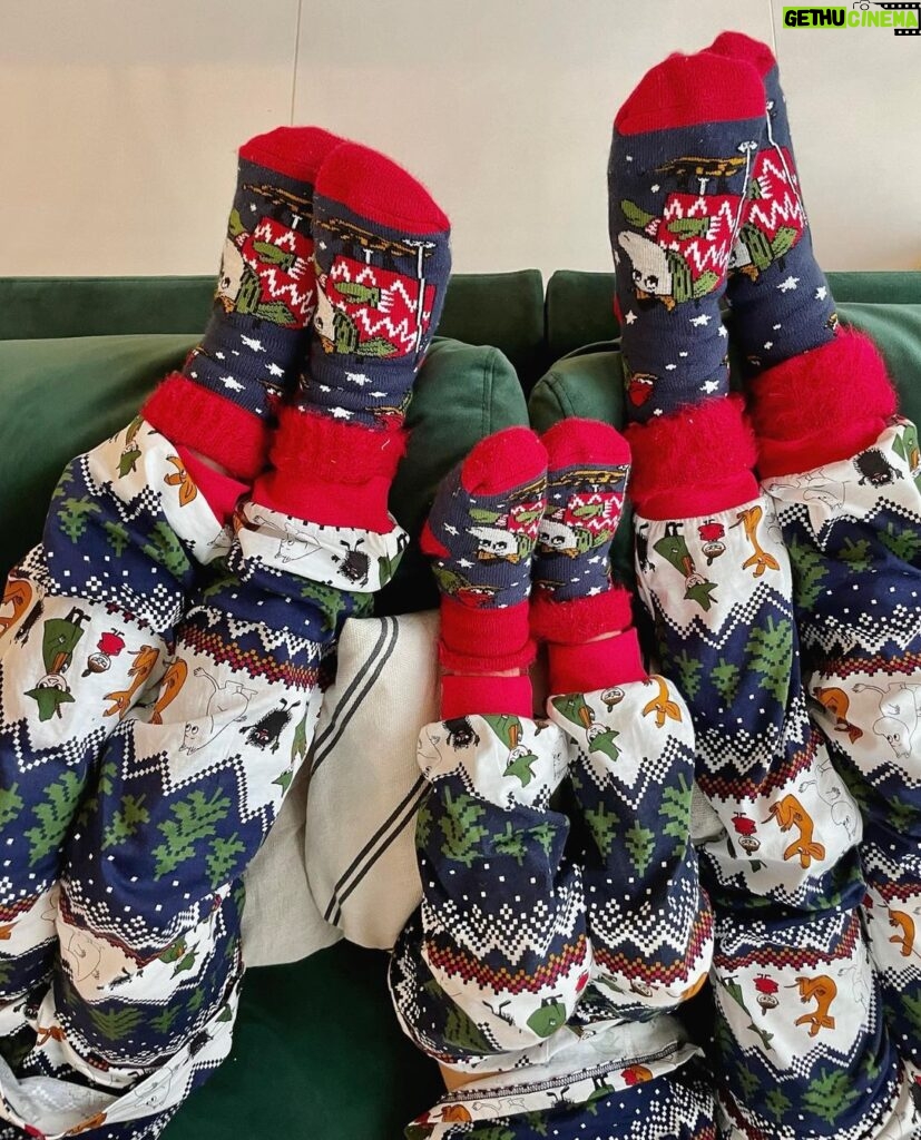 Sara Parikka Instagram - mainos @martinex.fi & ALEKOODI ✨ ❤️ Koko perheen Muumi-pyjamien perään on kyselty ja nyt ne on täällä 😍 pehmoiset ja kauniit joulupyjamat tuo ihanaa fiilistä lähenevään joulunaikaan 👏🏼 Vuoristo-pyjamaa on saatavilla vauvasta vaariin! Eikö ole ihana kuosi? 😍 Kannattaa myös tsekata upea punainen Talviyö-kuosi. ❤️ Lupasin lapsille, että marraskuun alussa aloitetaan pikkuhiljaa joulun fiilistely ja mätsäävät yökkärit on just paras tapa startata tämä vuoden paras aika ✨😍 kokoja löytyy 56-XXL 🥰 ❤️ Viimeisessä kuvassa minä ja esikoinen samistellaan Tuutikki collegepaidoissa. Kurkkaa stooreista vielä tarkemmin 😘 ❤️ Pehmoisin tärppi on kuvassa 4 näkyvät pehmosukat joita löytyy myös vauvasta vaariin muutamassa eri kuosissa. Nämä ovat parhaat pitämään varpaat lämpimänä ja sopii just täydellisesti esim. pikkujoululahjaksi 🥰 ❤️ Alekoodilla: SARA20 saa 20% alennusta, koodi on voimassa normaalihintaisista tuotteista 5.-9.11.2023 💫 Kurkkaa kaikki ihanat Muumi-pyjamat ja vaatteet martinex.fi 🥰 @moominbymartinex
