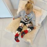 Sara Parikka Instagram - mainos @martinex.fi & ALEKOODI ✨ ❤️ Koko perheen Muumi-pyjamien perään on kyselty ja nyt ne on täällä 😍 pehmoiset ja kauniit joulupyjamat tuo ihanaa fiilistä lähenevään joulunaikaan 👏🏼 Vuoristo-pyjamaa on saatavilla vauvasta vaariin! Eikö ole ihana kuosi? 😍 Kannattaa myös tsekata upea punainen Talviyö-kuosi. ❤️ Lupasin lapsille, että marraskuun alussa aloitetaan pikkuhiljaa joulun fiilistely ja mätsäävät yökkärit on just paras tapa startata tämä vuoden paras aika ✨😍 kokoja löytyy 56-XXL 🥰 ❤️ Viimeisessä kuvassa minä ja esikoinen samistellaan Tuutikki collegepaidoissa. Kurkkaa stooreista vielä tarkemmin 😘 ❤️ Pehmoisin tärppi on kuvassa 4 näkyvät pehmosukat joita löytyy myös vauvasta vaariin muutamassa eri kuosissa. Nämä ovat parhaat pitämään varpaat lämpimänä ja sopii just täydellisesti esim. pikkujoululahjaksi 🥰 ❤️ Alekoodilla: SARA20 saa 20% alennusta, koodi on voimassa normaalihintaisista tuotteista 5.-9.11.2023 💫 Kurkkaa kaikki ihanat Muumi-pyjamat ja vaatteet martinex.fi 🥰 @moominbymartinex