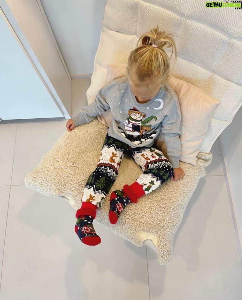 Sara Parikka Instagram - mainos @martinex.fi & ALEKOODI ✨ ❤️ Koko perheen Muumi-pyjamien perään on kyselty ja nyt ne on täällä 😍 pehmoiset ja kauniit joulupyjamat tuo ihanaa fiilistä lähenevään joulunaikaan 👏🏼 Vuoristo-pyjamaa on saatavilla vauvasta vaariin! Eikö ole ihana kuosi? 😍 Kannattaa myös tsekata upea punainen Talviyö-kuosi. ❤️ Lupasin lapsille, että marraskuun alussa aloitetaan pikkuhiljaa joulun fiilistely ja mätsäävät yökkärit on just paras tapa startata tämä vuoden paras aika ✨😍 kokoja löytyy 56-XXL 🥰 ❤️ Viimeisessä kuvassa minä ja esikoinen samistellaan Tuutikki collegepaidoissa. Kurkkaa stooreista vielä tarkemmin 😘 ❤️ Pehmoisin tärppi on kuvassa 4 näkyvät pehmosukat joita löytyy myös vauvasta vaariin muutamassa eri kuosissa. Nämä ovat parhaat pitämään varpaat lämpimänä ja sopii just täydellisesti esim. pikkujoululahjaksi 🥰 ❤️ Alekoodilla: SARA20 saa 20% alennusta, koodi on voimassa normaalihintaisista tuotteista 5.-9.11.2023 💫 Kurkkaa kaikki ihanat Muumi-pyjamat ja vaatteet martinex.fi 🥰 @moominbymartinex