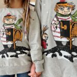 Sara Parikka Instagram - mainos @martinex.fi & ALEKOODI ✨ ❤️ Koko perheen Muumi-pyjamien perään on kyselty ja nyt ne on täällä 😍 pehmoiset ja kauniit joulupyjamat tuo ihanaa fiilistä lähenevään joulunaikaan 👏🏼 Vuoristo-pyjamaa on saatavilla vauvasta vaariin! Eikö ole ihana kuosi? 😍 Kannattaa myös tsekata upea punainen Talviyö-kuosi. ❤️ Lupasin lapsille, että marraskuun alussa aloitetaan pikkuhiljaa joulun fiilistely ja mätsäävät yökkärit on just paras tapa startata tämä vuoden paras aika ✨😍 kokoja löytyy 56-XXL 🥰 ❤️ Viimeisessä kuvassa minä ja esikoinen samistellaan Tuutikki collegepaidoissa. Kurkkaa stooreista vielä tarkemmin 😘 ❤️ Pehmoisin tärppi on kuvassa 4 näkyvät pehmosukat joita löytyy myös vauvasta vaariin muutamassa eri kuosissa. Nämä ovat parhaat pitämään varpaat lämpimänä ja sopii just täydellisesti esim. pikkujoululahjaksi 🥰 ❤️ Alekoodilla: SARA20 saa 20% alennusta, koodi on voimassa normaalihintaisista tuotteista 5.-9.11.2023 💫 Kurkkaa kaikki ihanat Muumi-pyjamat ja vaatteet martinex.fi 🥰 @moominbymartinex