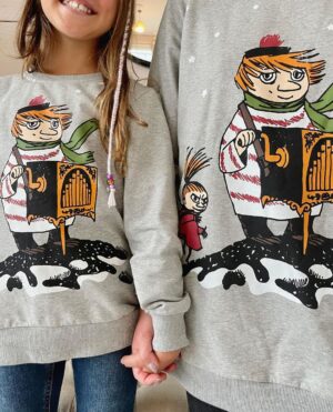Sara Parikka Instagram - mainos @martinex.fi & ALEKOODI ✨

❤️ Koko perheen Muumi-pyjamien perään on kyselty ja nyt ne on täällä 😍 pehmoiset ja kauniit joulupyjamat tuo ihanaa fiilistä lähenevään joulunaikaan 👏🏼 Vuoristo-pyjamaa on saatavilla vauvasta vaariin! Eikö ole ihana kuosi? 😍 Kannattaa myös tsekata upea punainen Talviyö-kuosi.

❤️ Lupasin lapsille, että marraskuun alussa aloitetaan pikkuhiljaa joulun fiilistely ja mätsäävät yökkärit on just paras tapa startata tämä vuoden paras aika ✨😍 kokoja löytyy 56-XXL 🥰

❤️ Viimeisessä kuvassa minä ja esikoinen samistellaan Tuutikki collegepaidoissa. Kurkkaa stooreista vielä tarkemmin 😘

❤️ Pehmoisin tärppi on kuvassa 4 näkyvät pehmosukat joita löytyy myös vauvasta vaariin muutamassa eri kuosissa. Nämä ovat parhaat pitämään varpaat lämpimänä ja sopii just täydellisesti esim. pikkujoululahjaksi 🥰

❤️ Alekoodilla: SARA20 saa 20% alennusta, koodi on voimassa normaalihintaisista tuotteista 5.-9.11.2023 💫 Kurkkaa kaikki ihanat Muumi-pyjamat ja vaatteet martinex.fi 🥰 @moominbymartinex