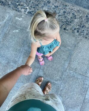 Sara Parikka Instagram - Terkkuja Kanarialta 👋🏼⛱️ karattiin tankkaamaan valoa ☀️ lapset on uinu päivittäin monta tuntia ja ollaan vietetty aikaa mun äidin kanssa 🥰 hyvää ruokaa, vähän ruutuaikaa ja paljon aurinkoa. Tekee hyvää 🙏🏼✨