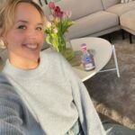 Sara Parikka Instagram - mainos @nivea ❄️ Täällä arki on startannut ja samalla oon viilannut mun ihonhoitorutiineita ✨ Lempparina NIVEA Soothing Micellar Water -misellivesi, jossa on uudistunut koostumus. Tämä on just täydellinen valinta herkälle iholle 🧴💖 NIVEA Soothing Micellar Water -misellivesi syväpuhdistaa ihon tehokkaasti, poistaa meikin ja samalla rauhoittaa ihoa. Se on hajusteeton, nopea ja hellävarainen – puhdistaa ihon vain muutamalla kevyellä pyyhkäisyllä, ilman tarvetta hankaukselle 👌🏼 Ei ärsytä mun herkkää ihoa yhtään! 🌸✨ Kurkkaa vaikka videosta ☝🏼 miten tarkkaa puhdistusjälkeä tulee ilman ihon punoitusta 😍 #niveahetki