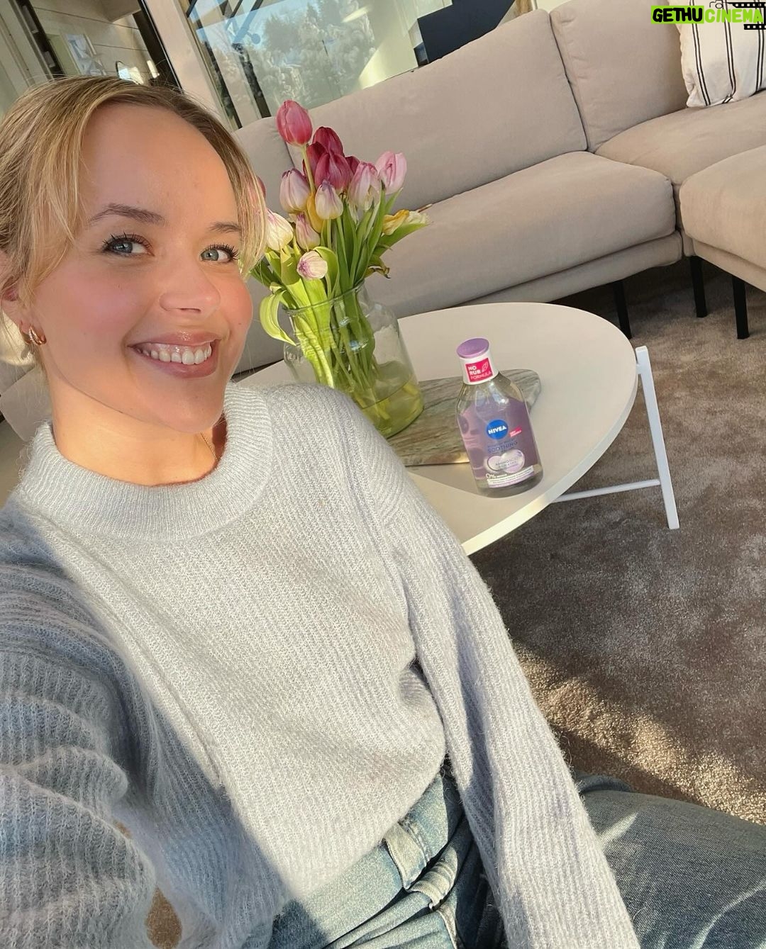Sara Parikka Instagram - mainos @nivea ❄️ Täällä arki on startannut ja samalla oon viilannut mun ihonhoitorutiineita ✨ Lempparina NIVEA Soothing Micellar Water -misellivesi, jossa on uudistunut koostumus. Tämä on just täydellinen valinta herkälle iholle 🧴💖 NIVEA Soothing Micellar Water -misellivesi syväpuhdistaa ihon tehokkaasti, poistaa meikin ja samalla rauhoittaa ihoa. Se on hajusteeton, nopea ja hellävarainen – puhdistaa ihon vain muutamalla kevyellä pyyhkäisyllä, ilman tarvetta hankaukselle 👌🏼 Ei ärsytä mun herkkää ihoa yhtään! 🌸✨ Kurkkaa vaikka videosta ☝🏼 miten tarkkaa puhdistusjälkeä tulee ilman ihon punoitusta 😍 #niveahetki