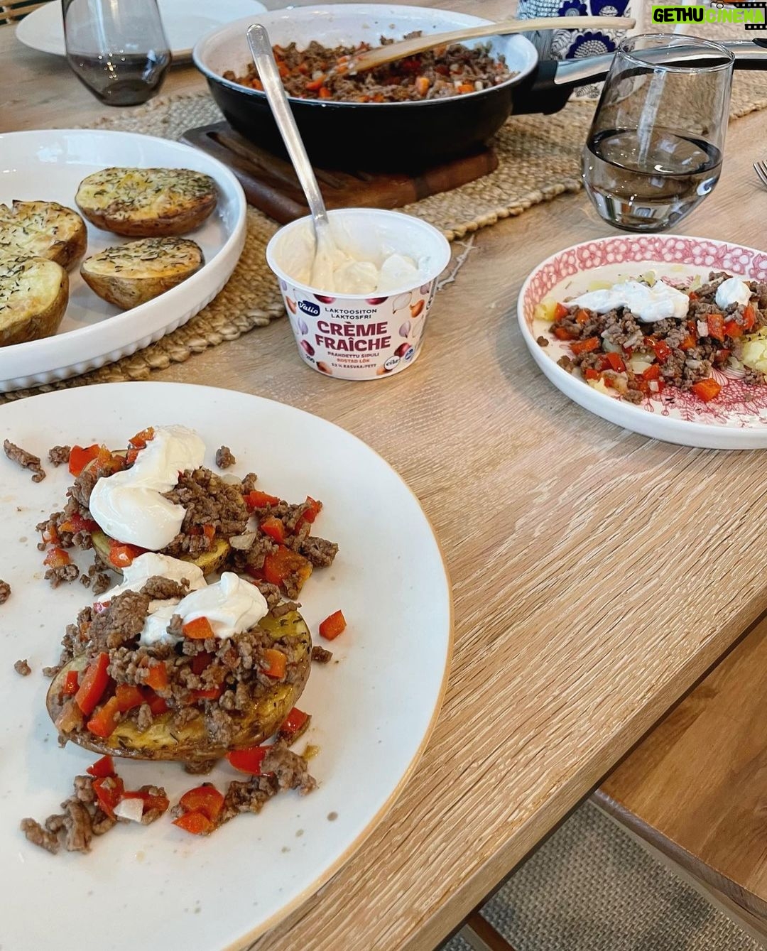 Sara Parikka Instagram - mainos @valiofi RESEPTI👩🏼🍳 Mikä onkaan parempaa kuin perheen yhteinen päivällinen keskellä arkiviikkoa ❤️ lämmintä ruokaa ja kuulumisten vaihtoa 🙏🏼 Mulla on teille ihana ja helppo resepti arkeen 👩🏼🍳 kombona: uunissa valmistuneet perunat, jauhelihahöystö ja Valio crème fraîche paahdettu sipuli 🤌🏼 löydät reseptin mun stooreista tai Valio.fi sivuilta ”jauhelihauuniperunat”. Reseptin kruunaa paahdetulla sipulilla maustettu ranskankerma, joka tuo makua ja täyteläisyyttä just täydellisesti arkiseen ruokaan 👌🏼 NAM! Kannattaa kokeilla Valio crème fraîche paahdettu sipulia myös lämpimiin ruokiin 😘 toimii ihanasti esim lihapullien ja murekkeiden ja pastakastikkeen joukossa 😍 Meinaatko testaa tätä reseptiä? 😍🧐