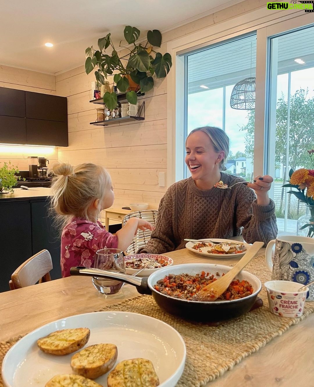 Sara Parikka Instagram - mainos @valiofi RESEPTI👩🏼🍳 Mikä onkaan parempaa kuin perheen yhteinen päivällinen keskellä arkiviikkoa ❤️ lämmintä ruokaa ja kuulumisten vaihtoa 🙏🏼 Mulla on teille ihana ja helppo resepti arkeen 👩🏼🍳 kombona: uunissa valmistuneet perunat, jauhelihahöystö ja Valio crème fraîche paahdettu sipuli 🤌🏼 löydät reseptin mun stooreista tai Valio.fi sivuilta ”jauhelihauuniperunat”. Reseptin kruunaa paahdetulla sipulilla maustettu ranskankerma, joka tuo makua ja täyteläisyyttä just täydellisesti arkiseen ruokaan 👌🏼 NAM! Kannattaa kokeilla Valio crème fraîche paahdettu sipulia myös lämpimiin ruokiin 😘 toimii ihanasti esim lihapullien ja murekkeiden ja pastakastikkeen joukossa 😍 Meinaatko testaa tätä reseptiä? 😍🧐