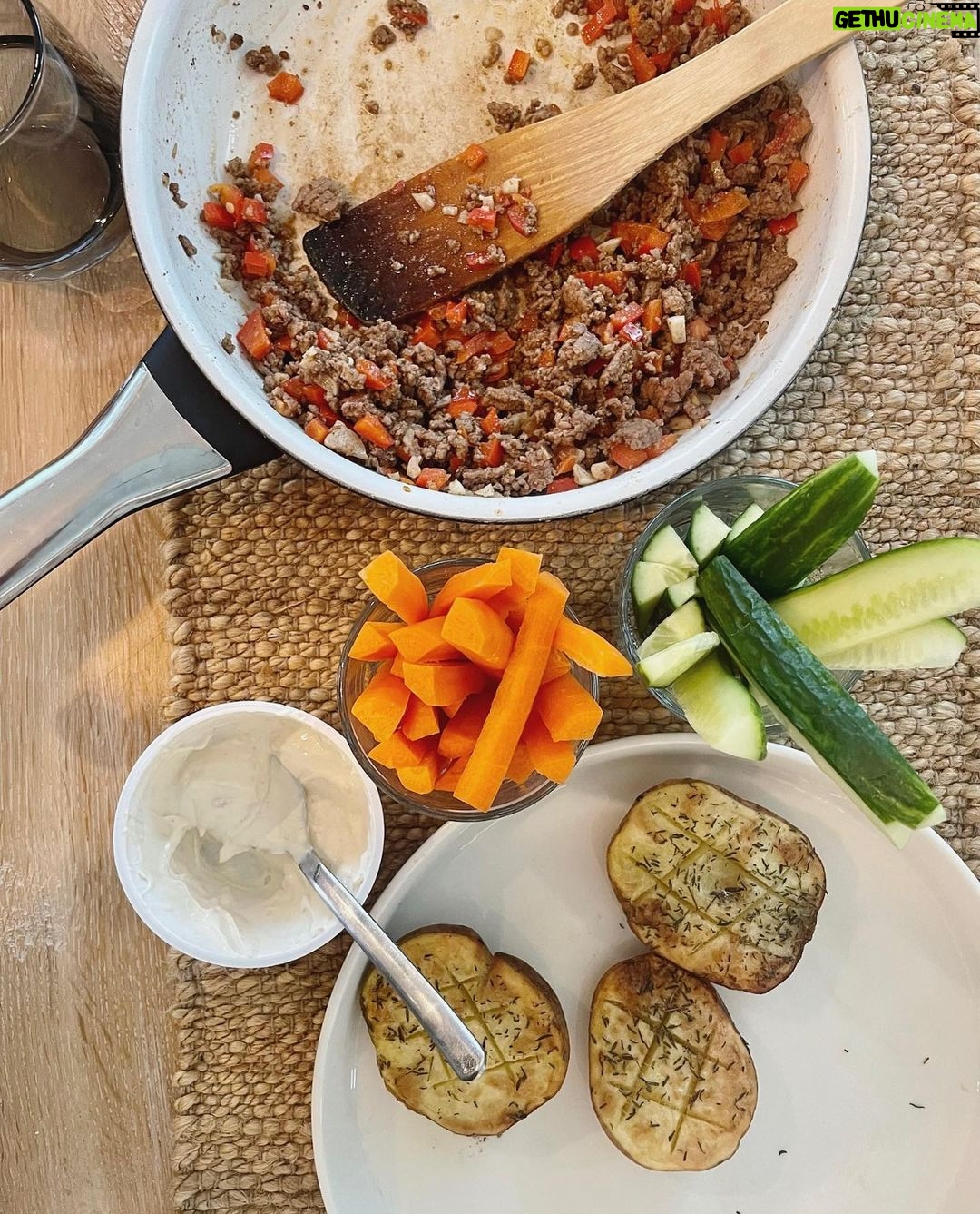 Sara Parikka Instagram - mainos @valiofi RESEPTI👩🏼🍳 Mikä onkaan parempaa kuin perheen yhteinen päivällinen keskellä arkiviikkoa ❤️ lämmintä ruokaa ja kuulumisten vaihtoa 🙏🏼 Mulla on teille ihana ja helppo resepti arkeen 👩🏼🍳 kombona: uunissa valmistuneet perunat, jauhelihahöystö ja Valio crème fraîche paahdettu sipuli 🤌🏼 löydät reseptin mun stooreista tai Valio.fi sivuilta ”jauhelihauuniperunat”. Reseptin kruunaa paahdetulla sipulilla maustettu ranskankerma, joka tuo makua ja täyteläisyyttä just täydellisesti arkiseen ruokaan 👌🏼 NAM! Kannattaa kokeilla Valio crème fraîche paahdettu sipulia myös lämpimiin ruokiin 😘 toimii ihanasti esim lihapullien ja murekkeiden ja pastakastikkeen joukossa 😍 Meinaatko testaa tätä reseptiä? 😍🧐