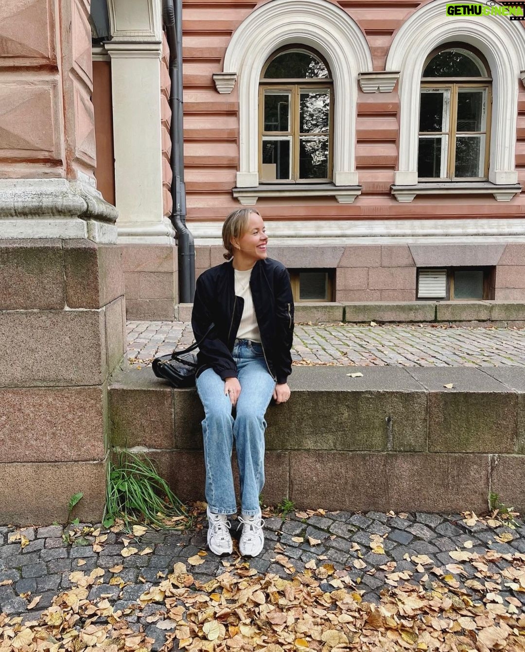 Sara Parikka Instagram - randomkuvia kuluneelta viikolta ☝🏼 parhautta on hedelmäsalaatti kermavaahdolla, pulahtaminen mereen, leffassa käynti koko perheen kanssa 🥹, ystävät ❤️, retkiruoka ja luonnon kaunis väritys ✨