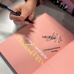 Sara Parikka Instagram - Arvaa monta kirjaa tänään signeerasin? 🧐😍👏🏼 arvon oikein vastanneiden kesken kolme voittajaa, joille lähetän mun kirjan 🥰 Mutkatonta & maukasta löytyy 17.01 kaupoista!
