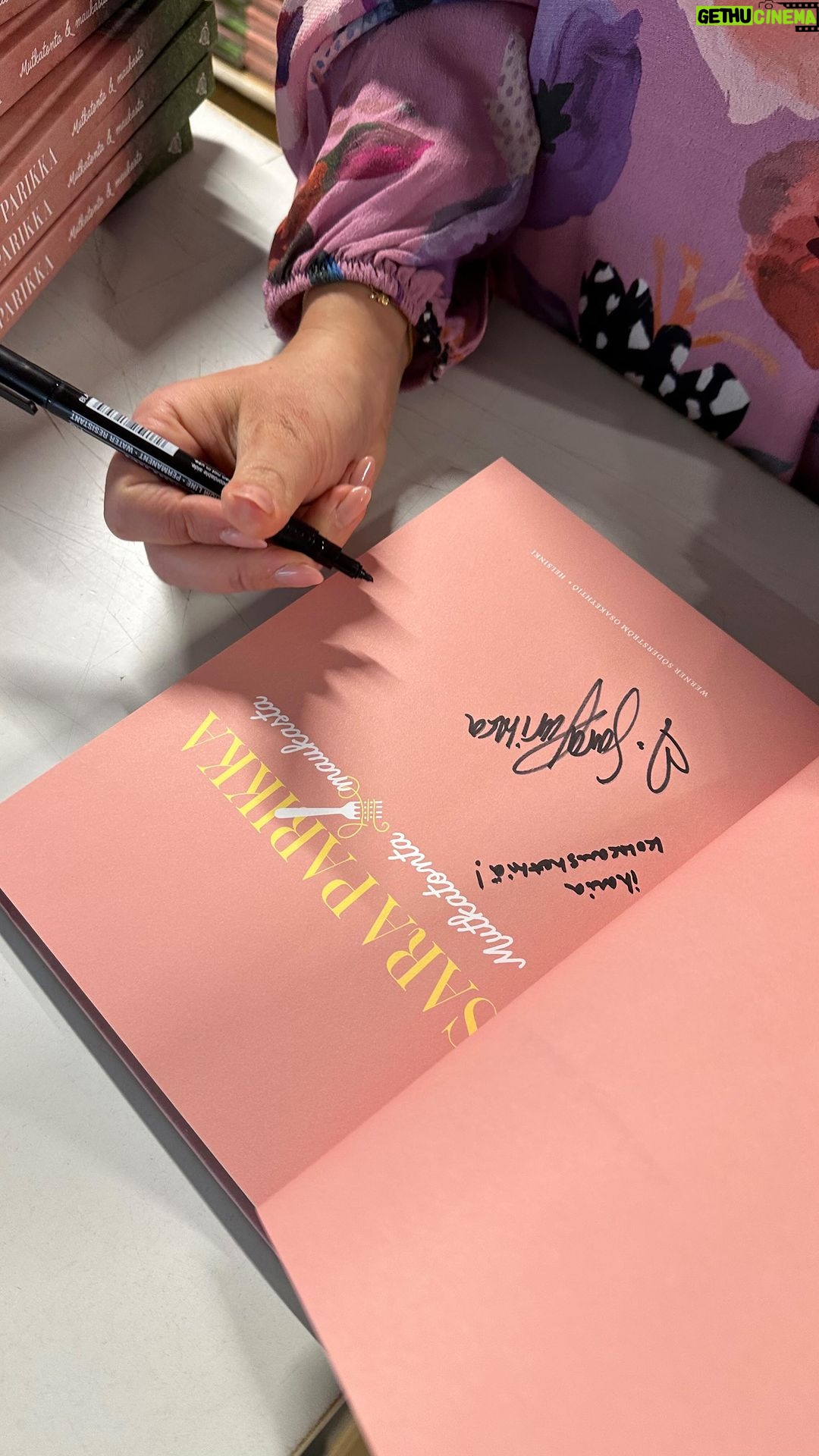 Sara Parikka Instagram - Arvaa monta kirjaa tänään signeerasin? 🧐😍👏🏼 arvon oikein vastanneiden kesken kolme voittajaa, joille lähetän mun kirjan 🥰 Mutkatonta & maukasta löytyy 17.01 kaupoista!