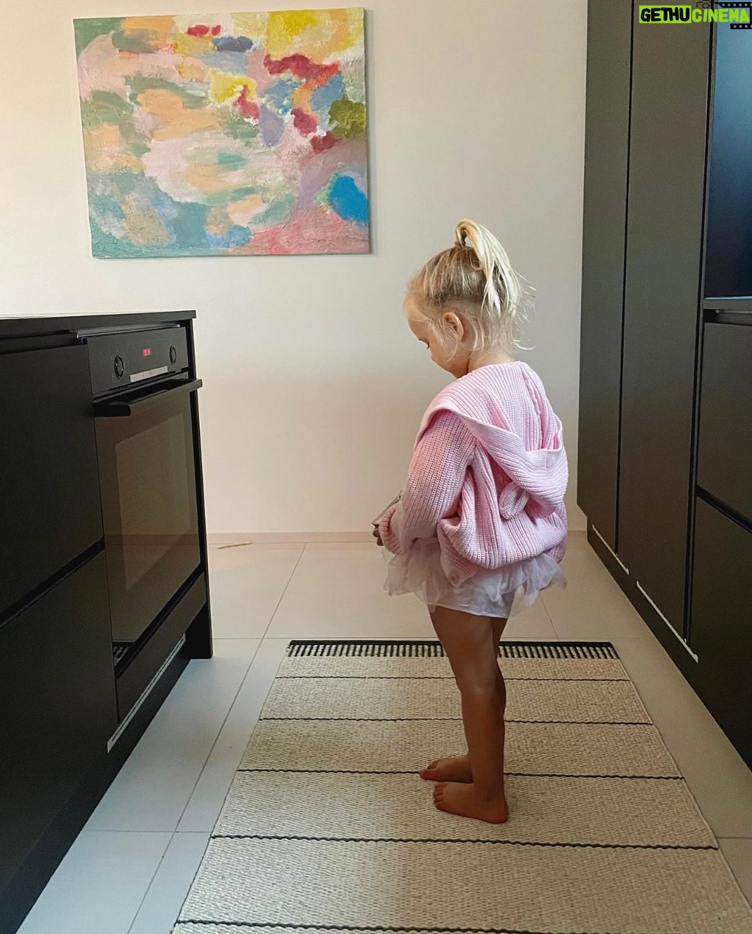 Sara Parikka Instagram - randomkuvia kuluneelta viikolta ☝🏼 parhautta on hedelmäsalaatti kermavaahdolla, pulahtaminen mereen, leffassa käynti koko perheen kanssa 🥹, ystävät ❤️, retkiruoka ja luonnon kaunis väritys ✨