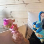 Sara Parikka Instagram - mainos @amo_toys ARVONTA! 💕 🐒 Varmasti monelle on tuttuja supersuositut Fingerlings apinat 😍 Fingerlings on suloinen, interaktiivinen apinaystävä, joka kulkee helposti mukana 💕 Se reagoi ääneen, liikkeisiin ja kosketukseen silmien räpyttelyllä, pään käännöksella ja apinan naurulla. Fingerlings:illä on yli 70 erilaista ääntä/reagointia 👏🏼😍 ja sen päässä on pieni pehmeä turkki, jota on ihana silittää. ☝🏼kuvat: 1-4 🐶 Päästiin tutustumaan apinoiden lisäksi interaktiiviseen robottikoiraan. Dog-e aktivoituu silittämällä päätä, koskettamalla kuonoa tai leikittämällä koiraa. Se oppii erilaisia temppuja ja kommunikoi hännän viesteillä 😍 kurkkaa ylhäältä video☝🏼 josta näkee ja kuulee miten tämä robottikoira sulatti samantien meidän lasten sydämet! ☝🏼kuvat: 5-7 arvonta: Kerro olisiko interaktiivinen apinaystävä mieluinen? 😍 saan arpoa NELJÄ Fingerlings apinaa (kuva 4), joten neljä voittajaa luvassa. Arvon voittajan 01.11. ja ilmoitan dm viestillä. Instagram ei osallistu arvontaan. Lelujen ikäsuositus +5