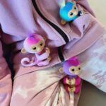 Sara Parikka Instagram - mainos @amo_toys ARVONTA! 💕 🐒 Varmasti monelle on tuttuja supersuositut Fingerlings apinat 😍 Fingerlings on suloinen, interaktiivinen apinaystävä, joka kulkee helposti mukana 💕 Se reagoi ääneen, liikkeisiin ja kosketukseen silmien räpyttelyllä, pään käännöksella ja apinan naurulla. Fingerlings:illä on yli 70 erilaista ääntä/reagointia 👏🏼😍 ja sen päässä on pieni pehmeä turkki, jota on ihana silittää. ☝🏼kuvat: 1-4 🐶 Päästiin tutustumaan apinoiden lisäksi interaktiiviseen robottikoiraan. Dog-e aktivoituu silittämällä päätä, koskettamalla kuonoa tai leikittämällä koiraa. Se oppii erilaisia temppuja ja kommunikoi hännän viesteillä 😍 kurkkaa ylhäältä video☝🏼 josta näkee ja kuulee miten tämä robottikoira sulatti samantien meidän lasten sydämet! ☝🏼kuvat: 5-7 arvonta: Kerro olisiko interaktiivinen apinaystävä mieluinen? 😍 saan arpoa NELJÄ Fingerlings apinaa (kuva 4), joten neljä voittajaa luvassa. Arvon voittajan 01.11. ja ilmoitan dm viestillä. Instagram ei osallistu arvontaan. Lelujen ikäsuositus +5