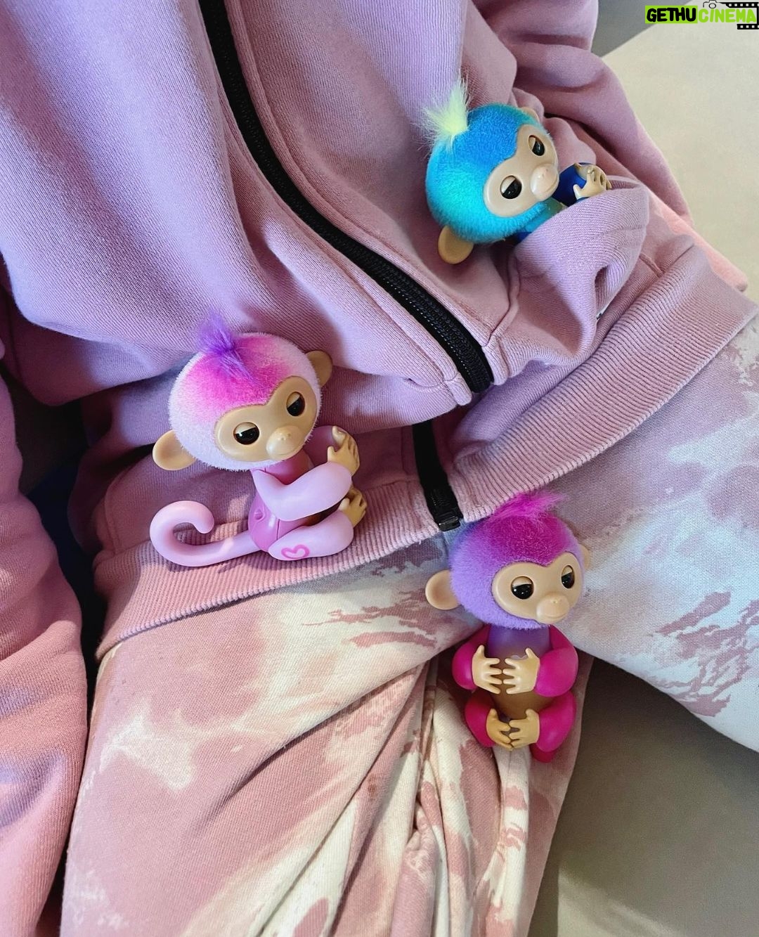 Sara Parikka Instagram - mainos @amo_toys ARVONTA! đ đ Varmasti monelle on tuttuja supersuositut Fingerlings apinat đ Fingerlings on suloinen, interaktiivinen apinaystĂ€vĂ€, joka kulkee helposti mukana đ Se reagoi ÀÀneen, liikkeisiin ja kosketukseen silmien rĂ€pyttelyllĂ€, pÀÀn kÀÀnnöksella ja apinan naurulla. Fingerlings:illĂ€ on yli 70 erilaista ÀÀntĂ€/reagointia đđŒđ ja sen pÀÀssĂ€ on pieni pehmeĂ€ turkki, jota on ihana silittÀÀ. âđŒkuvat: 1-4 đ¶ PÀÀstiin tutustumaan apinoiden lisĂ€ksi interaktiiviseen robottikoiraan. Dog-e aktivoituu silittĂ€mĂ€llĂ€ pÀÀtĂ€, koskettamalla kuonoa tai leikittĂ€mĂ€llĂ€ koiraa. Se oppii erilaisia temppuja ja kommunikoi hĂ€nnĂ€n viesteillĂ€ đ kurkkaa ylhÀÀltĂ€ videoâđŒ josta nĂ€kee ja kuulee miten tĂ€mĂ€ robottikoira sulatti samantien meidĂ€n lasten sydĂ€met! âđŒkuvat: 5-7 arvonta: Kerro olisiko interaktiivinen apinaystĂ€vĂ€ mieluinen? đ saan arpoa NELJĂ Fingerlings apinaa (kuva 4), joten neljĂ€ voittajaa luvassa. Arvon voittajan 01.11. ja ilmoitan dm viestillĂ€. Instagram ei osallistu arvontaan. Lelujen ikĂ€suositus +5
