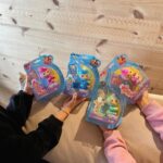 Sara Parikka Instagram - mainos @amo_toys ARVONTA! 💕 🐒 Varmasti monelle on tuttuja supersuositut Fingerlings apinat 😍 Fingerlings on suloinen, interaktiivinen apinaystävä, joka kulkee helposti mukana 💕 Se reagoi ääneen, liikkeisiin ja kosketukseen silmien räpyttelyllä, pään käännöksella ja apinan naurulla. Fingerlings:illä on yli 70 erilaista ääntä/reagointia 👏🏼😍 ja sen päässä on pieni pehmeä turkki, jota on ihana silittää. ☝🏼kuvat: 1-4 🐶 Päästiin tutustumaan apinoiden lisäksi interaktiiviseen robottikoiraan. Dog-e aktivoituu silittämällä päätä, koskettamalla kuonoa tai leikittämällä koiraa. Se oppii erilaisia temppuja ja kommunikoi hännän viesteillä 😍 kurkkaa ylhäältä video☝🏼 josta näkee ja kuulee miten tämä robottikoira sulatti samantien meidän lasten sydämet! ☝🏼kuvat: 5-7 arvonta: Kerro olisiko interaktiivinen apinaystävä mieluinen? 😍 saan arpoa NELJÄ Fingerlings apinaa (kuva 4), joten neljä voittajaa luvassa. Arvon voittajan 01.11. ja ilmoitan dm viestillä. Instagram ei osallistu arvontaan. Lelujen ikäsuositus +5