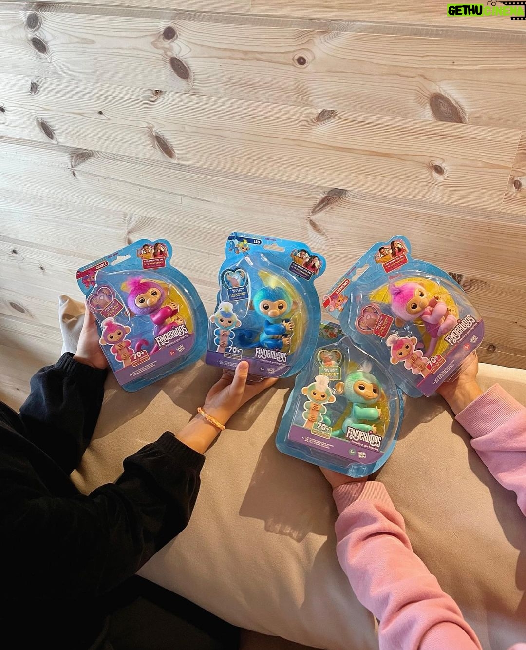 Sara Parikka Instagram - mainos @amo_toys ARVONTA! đ đ Varmasti monelle on tuttuja supersuositut Fingerlings apinat đ Fingerlings on suloinen, interaktiivinen apinaystĂ€vĂ€, joka kulkee helposti mukana đ Se reagoi ÀÀneen, liikkeisiin ja kosketukseen silmien rĂ€pyttelyllĂ€, pÀÀn kÀÀnnöksella ja apinan naurulla. Fingerlings:illĂ€ on yli 70 erilaista ÀÀntĂ€/reagointia đđŒđ ja sen pÀÀssĂ€ on pieni pehmeĂ€ turkki, jota on ihana silittÀÀ. âđŒkuvat: 1-4 đ¶ PÀÀstiin tutustumaan apinoiden lisĂ€ksi interaktiiviseen robottikoiraan. Dog-e aktivoituu silittĂ€mĂ€llĂ€ pÀÀtĂ€, koskettamalla kuonoa tai leikittĂ€mĂ€llĂ€ koiraa. Se oppii erilaisia temppuja ja kommunikoi hĂ€nnĂ€n viesteillĂ€ đ kurkkaa ylhÀÀltĂ€ videoâđŒ josta nĂ€kee ja kuulee miten tĂ€mĂ€ robottikoira sulatti samantien meidĂ€n lasten sydĂ€met! âđŒkuvat: 5-7 arvonta: Kerro olisiko interaktiivinen apinaystĂ€vĂ€ mieluinen? đ saan arpoa NELJĂ Fingerlings apinaa (kuva 4), joten neljĂ€ voittajaa luvassa. Arvon voittajan 01.11. ja ilmoitan dm viestillĂ€. Instagram ei osallistu arvontaan. Lelujen ikĂ€suositus +5