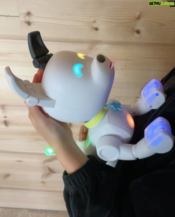 Sara Parikka Instagram - mainos @amo_toys ARVONTA! đ đ Varmasti monelle on tuttuja supersuositut Fingerlings apinat đ Fingerlings on suloinen, interaktiivinen apinaystĂ€vĂ€, joka kulkee helposti mukana đ Se reagoi ÀÀneen, liikkeisiin ja kosketukseen silmien rĂ€pyttelyllĂ€, pÀÀn kÀÀnnöksella ja apinan naurulla. Fingerlings:illĂ€ on yli 70 erilaista ÀÀntĂ€/reagointia đđŒđ ja sen pÀÀssĂ€ on pieni pehmeĂ€ turkki, jota on ihana silittÀÀ. âđŒkuvat: 1-4 đ¶ PÀÀstiin tutustumaan apinoiden lisĂ€ksi interaktiiviseen robottikoiraan. Dog-e aktivoituu silittĂ€mĂ€llĂ€ pÀÀtĂ€, koskettamalla kuonoa tai leikittĂ€mĂ€llĂ€ koiraa. Se oppii erilaisia temppuja ja kommunikoi hĂ€nnĂ€n viesteillĂ€ đ kurkkaa ylhÀÀltĂ€ videoâđŒ josta nĂ€kee ja kuulee miten tĂ€mĂ€ robottikoira sulatti samantien meidĂ€n lasten sydĂ€met! âđŒkuvat: 5-7 arvonta: Kerro olisiko interaktiivinen apinaystĂ€vĂ€ mieluinen? đ saan arpoa NELJĂ Fingerlings apinaa (kuva 4), joten neljĂ€ voittajaa luvassa. Arvon voittajan 01.11. ja ilmoitan dm viestillĂ€. Instagram ei osallistu arvontaan. Lelujen ikĂ€suositus +5