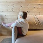 Sara Parikka Instagram - kaupallinen yhteistyö / majoitus saatu @kotihost 🍂🧡 syysloma perheen kanssa, lähellä kotia ja täysin valmiissa puitteissa 🙏🏼🥹 Täällä kerätään voimia loppuvuodeksi.. nyt osa porukasta lähti lämmittämään saunaa ja mä laitoin kasan keskejä uuniin. Ihanaa syyslomaa, jos siellä sellainen on edessä 👋🏼 Löydät tämän ja monta muuta upeaa huvilaa kotihost.fi🥰