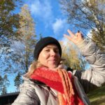 Sara Parikka Instagram - kaupallinen yhteistyö / majoitus saatu @kotihost 🍂🧡 syysloma perheen kanssa, lähellä kotia ja täysin valmiissa puitteissa 🙏🏼🥹 Täällä kerätään voimia loppuvuodeksi.. nyt osa porukasta lähti lämmittämään saunaa ja mä laitoin kasan keskejä uuniin. Ihanaa syyslomaa, jos siellä sellainen on edessä 👋🏼 Löydät tämän ja monta muuta upeaa huvilaa kotihost.fi🥰