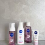 Sara Parikka Instagram - mainos @nivea 💙✨Mä nappasin tänään mun iltarutiiniin NIVEAn uudistuneet puhdistustuotteet. Testasin samalla miten tuotteet toimii mulle ja toteutuuko käyttötutkimuksen koehenkilöiden testiväittämät 🧐👏🏼 💙 Mä puhdistan kasvot lähes aina iltasuihkun yhteydessä. Tänään testasin uudistunutta NIVEA Caring Cleansing Mousse -puhdistusvaahtoa jonka testitulos sanoo, että: 94% testaajista vahvistaa ”tekee ihosta pehmeän tuntuisen käytön jälkeen” 😍 TÄYSIN TOTTA! Rakastan sitä pehmoista tunnetta minkä puhdistusvaahto antaa, kun se ei ”pese” yhtään liikaa. Iso suositus! 💙 Viimeistelen ihon puhdistuksen aina kasvovedellä, koska se puhdistaa viimeiset epäpuhtaudet/meikit (kurkkaa stooreista) ja samalla myös valmistelee ihon hoitotuotteille. NIVEA Caring Toner -kasvovesi testitulos: 91 % testaajista vahvistaa ”tekee ihosta kauniin näköisen.” Sanoisin, että pitää paikkansa 👏🏼! Iho kirkastuu ja puhdistuu! kuva 3 puhdistuksen jälkeen 🥰 💙 HUOM! Nämä tuotteet sopivat kuivalle ja pintakuivalle iholle ✨ Ne ovat myös vegaanisia ja 99% biohajoavia. #niveahetki