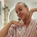 Sara Parikka Instagram - mainos @nivea 💙✨Mä nappasin tänään mun iltarutiiniin NIVEAn uudistuneet puhdistustuotteet. Testasin samalla miten tuotteet toimii mulle ja toteutuuko käyttötutkimuksen koehenkilöiden testiväittämät 🧐👏🏼 💙 Mä puhdistan kasvot lähes aina iltasuihkun yhteydessä. Tänään testasin uudistunutta NIVEA Caring Cleansing Mousse -puhdistusvaahtoa jonka testitulos sanoo, että: 94% testaajista vahvistaa ”tekee ihosta pehmeän tuntuisen käytön jälkeen” 😍 TÄYSIN TOTTA! Rakastan sitä pehmoista tunnetta minkä puhdistusvaahto antaa, kun se ei ”pese” yhtään liikaa. Iso suositus! 💙 Viimeistelen ihon puhdistuksen aina kasvovedellä, koska se puhdistaa viimeiset epäpuhtaudet/meikit (kurkkaa stooreista) ja samalla myös valmistelee ihon hoitotuotteille. NIVEA Caring Toner -kasvovesi testitulos: 91 % testaajista vahvistaa ”tekee ihosta kauniin näköisen.” Sanoisin, että pitää paikkansa 👏🏼! Iho kirkastuu ja puhdistuu! kuva 3 puhdistuksen jälkeen 🥰 💙 HUOM! Nämä tuotteet sopivat kuivalle ja pintakuivalle iholle ✨ Ne ovat myös vegaanisia ja 99% biohajoavia. #niveahetki