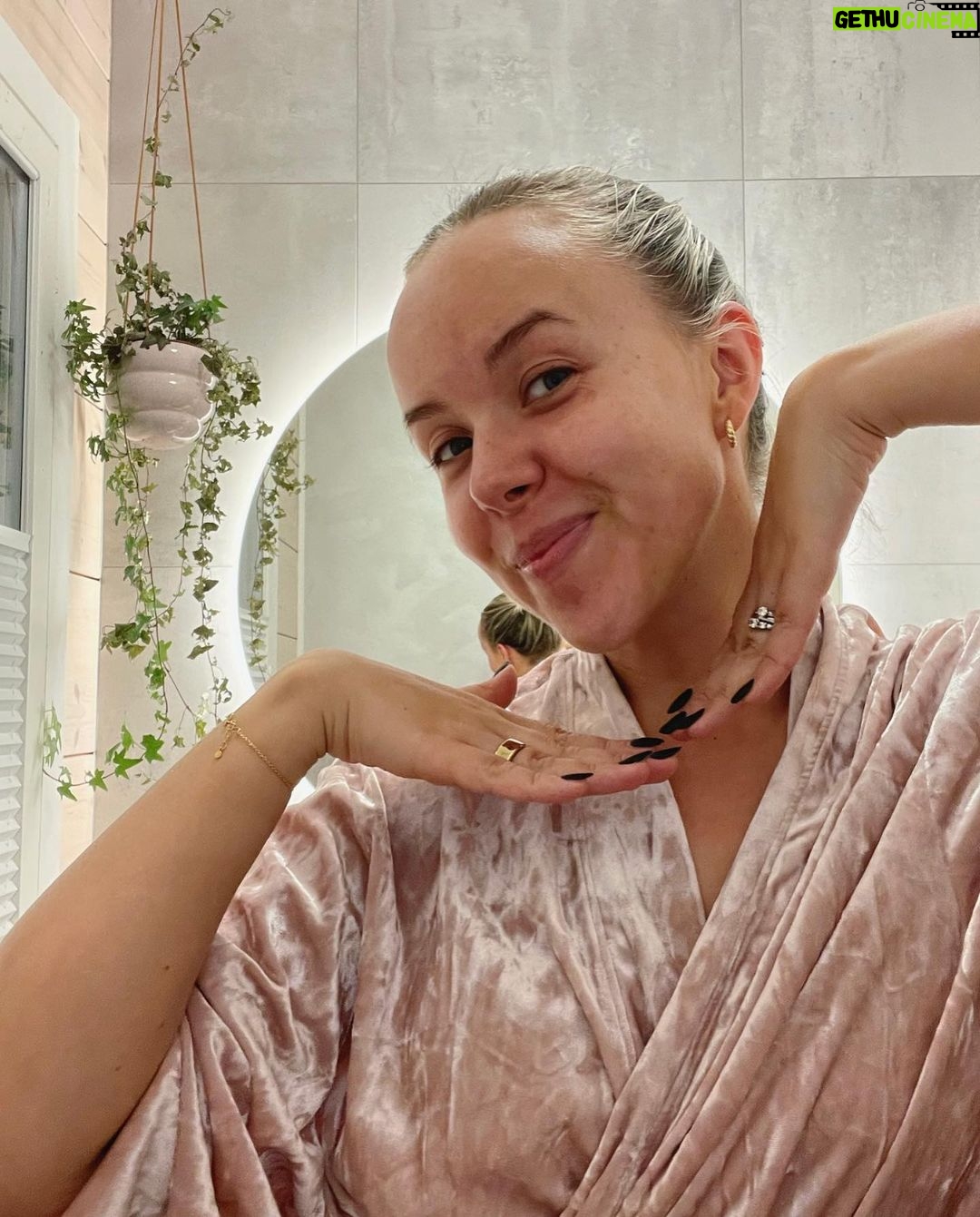 Sara Parikka Instagram - mainos @nivea đâšMĂ€ nappasin tĂ€nÀÀn mun iltarutiiniin NIVEAn uudistuneet puhdistustuotteet. Testasin samalla miten tuotteet toimii mulle ja toteutuuko kĂ€yttötutkimuksen koehenkilöiden testivĂ€ittĂ€mĂ€t đ§đđŒ đ MĂ€ puhdistan kasvot lĂ€hes aina iltasuihkun yhteydessĂ€. TĂ€nÀÀn testasin uudistunutta NIVEA Caring Cleansing Mousse -puhdistusvaahtoa jonka testitulos sanoo, ettĂ€: 94% testaajista vahvistaa âtekee ihosta pehmeĂ€n tuntuisen kĂ€ytön jĂ€lkeenâ đ TĂYSIN TOTTA! Rakastan sitĂ€ pehmoista tunnetta minkĂ€ puhdistusvaahto antaa, kun se ei âpeseâ yhtÀÀn liikaa. Iso suositus! đ Viimeistelen ihon puhdistuksen aina kasvovedellĂ€, koska se puhdistaa viimeiset epĂ€puhtaudet/meikit (kurkkaa stooreista) ja samalla myös valmistelee ihon hoitotuotteille. NIVEA Caring Toner -kasvovesi testitulos: 91 % testaajista vahvistaa âtekee ihosta kauniin nĂ€köisen.â Sanoisin, ettĂ€ pitÀÀ paikkansa đđŒ! Iho kirkastuu ja puhdistuu! kuva 3 puhdistuksen jĂ€lkeen đ„° đ HUOM! NĂ€mĂ€ tuotteet sopivat kuivalle ja pintakuivalle iholle âš Ne ovat myös vegaanisia ja 99% biohajoavia. #niveahetki