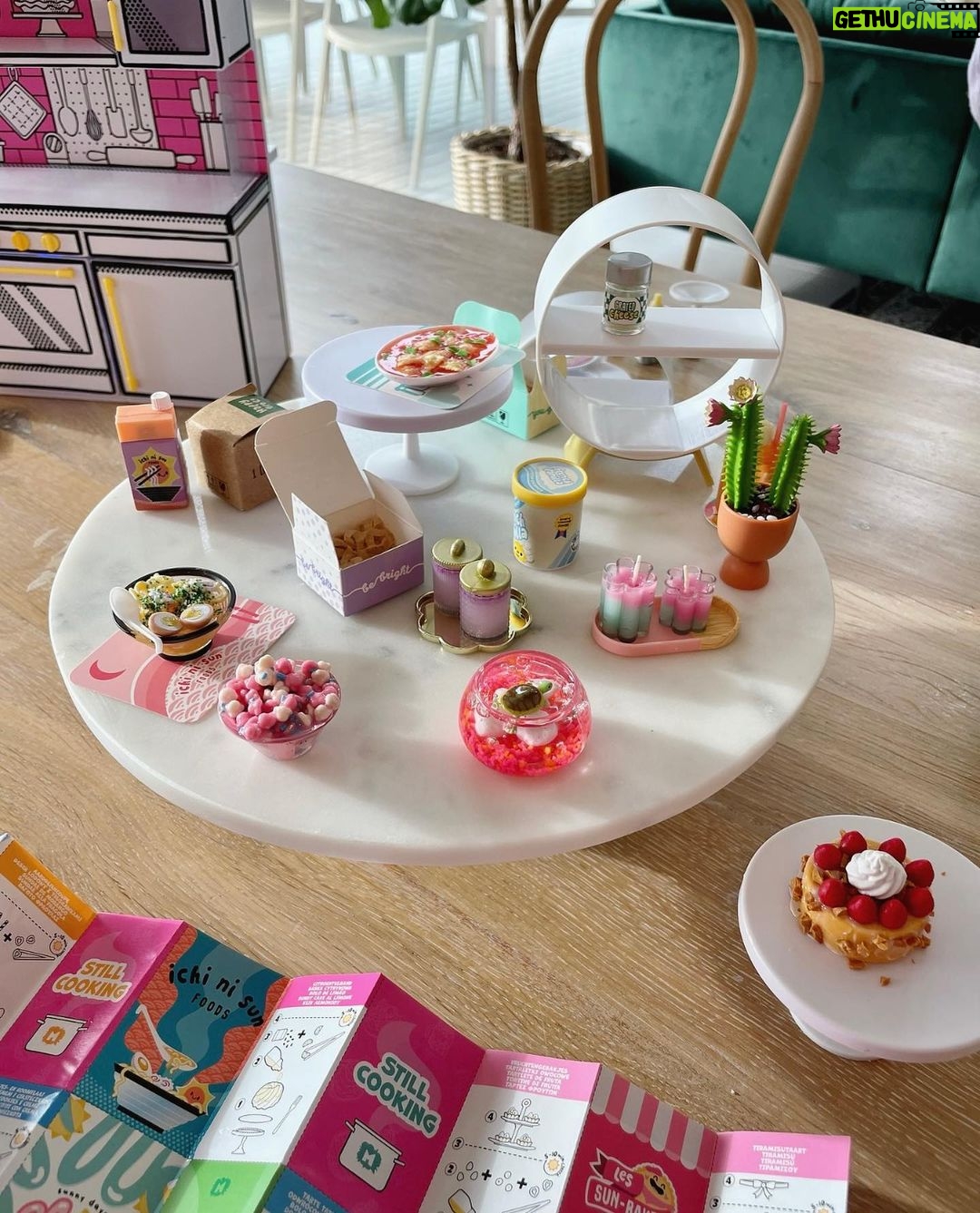 Sara Parikka Instagram - mainos @amo_toys ARVONTA! 🍩💕🧋”ihan sairaan kivaa” sanoi esikoinen vielä 4h näpertelyn jälkeen 😍 me ollaan täällä tutustuttu MINIVERSE:en jossa pääsee suunnittelemaan ja rakentamaan omia annoksia ohjeiden tai oman designin mukaan 👏🏼 yllätyselementtiä unohtamatta ✨! Huom! Ikäsuositus +8 ja tämä toimii aivan loistavasti perhejuttuna 🥰 Arvonta: Kerro alle tykätäänkö teillä askarrella ja näperellä? Saan arpoa kolme MINIVERSE Make It Mini Foods: Diner PDQ S2A (kuva 5) joten luvassa on kolme voittajaa 🎈arvon voittajan 15.10. ja ilmoitan dm viestillä. Instagram ei osallistu arvontaan. Onko nämä MINIVERSET teille jo tuttuja? 😍
