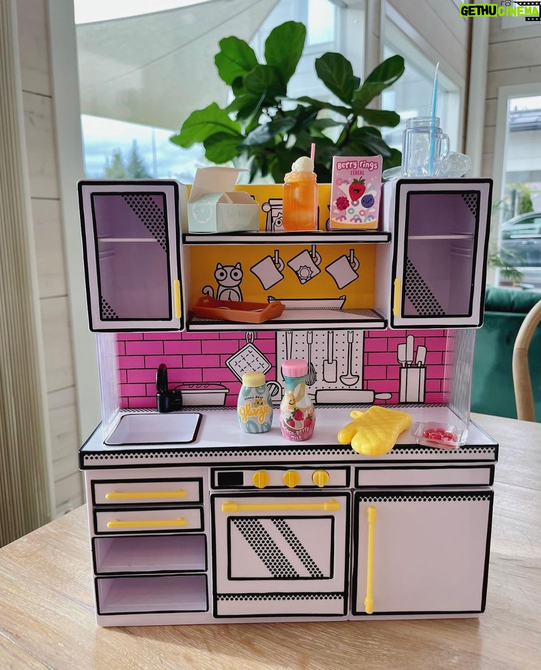 Sara Parikka Instagram - mainos @amo_toys ARVONTA! đ©đđ§âihan sairaan kivaaâ sanoi esikoinen vielĂ€ 4h nĂ€pertelyn jĂ€lkeen đ me ollaan tÀÀllĂ€ tutustuttu MINIVERSE:en jossa pÀÀsee suunnittelemaan ja rakentamaan omia annoksia ohjeiden tai oman designin mukaan đđŒ yllĂ€tyselementtiĂ€ unohtamatta âš! Huom! IkĂ€suositus +8 ja tĂ€mĂ€ toimii aivan loistavasti perhejuttuna đ„° Arvonta: Kerro alle tykĂ€tÀÀnkö teillĂ€ askarrella ja nĂ€perellĂ€? Saan arpoa kolme MINIVERSE Make It Mini Foods: Diner PDQ S2A (kuva 5) joten luvassa on kolme voittajaa đarvon voittajan 15.10. ja ilmoitan dm viestillĂ€. Instagram ei osallistu arvontaan. Onko nĂ€mĂ€ MINIVERSET teille jo tuttuja? đ