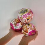 Sara Parikka Instagram - mainos @amo_toys ARVONTA! 🍩💕🧋”ihan sairaan kivaa” sanoi esikoinen vielä 4h näpertelyn jälkeen 😍 me ollaan täällä tutustuttu MINIVERSE:en jossa pääsee suunnittelemaan ja rakentamaan omia annoksia ohjeiden tai oman designin mukaan 👏🏼 yllätyselementtiä unohtamatta ✨! Huom! Ikäsuositus +8 ja tämä toimii aivan loistavasti perhejuttuna 🥰 Arvonta: Kerro alle tykätäänkö teillä askarrella ja näperellä? Saan arpoa kolme MINIVERSE Make It Mini Foods: Diner PDQ S2A (kuva 5) joten luvassa on kolme voittajaa 🎈arvon voittajan 15.10. ja ilmoitan dm viestillä. Instagram ei osallistu arvontaan. Onko nämä MINIVERSET teille jo tuttuja? 😍