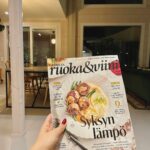 Sara Parikka Instagram - Tämän hetken lempparit ☝🏼 🌻syyskimppu ilahduttaa ✨hämärä ilta ja kynttilät ympäri kotia 🍜GRV beeeest, parasta lukea lehteä 🩶lämmin & pehmoinen neule 🍎omenapiirakkaa ja vaniljakastiketta 🍂värikäs maa