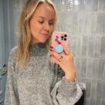 Sara Parikka Instagram - Tämän hetken lempparit ☝🏼 🌻syyskimppu ilahduttaa ✨hämärä ilta ja kynttilät ympäri kotia 🍜GRV beeeest, parasta lukea lehteä 🩶lämmin & pehmoinen neule 🍎omenapiirakkaa ja vaniljakastiketta 🍂värikäs maa