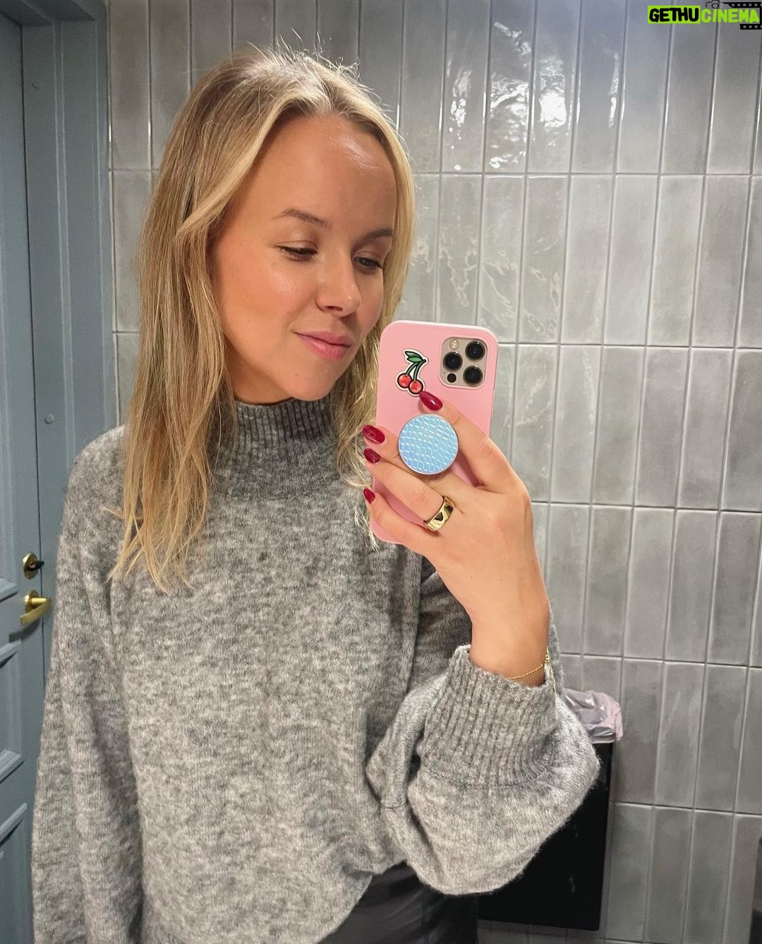 Sara Parikka Instagram - Tämän hetken lempparit ☝🏼 🌻syyskimppu ilahduttaa ✨hämärä ilta ja kynttilät ympäri kotia 🍜GRV beeeest, parasta lukea lehteä 🩶lämmin & pehmoinen neule 🍎omenapiirakkaa ja vaniljakastiketta 🍂värikäs maa