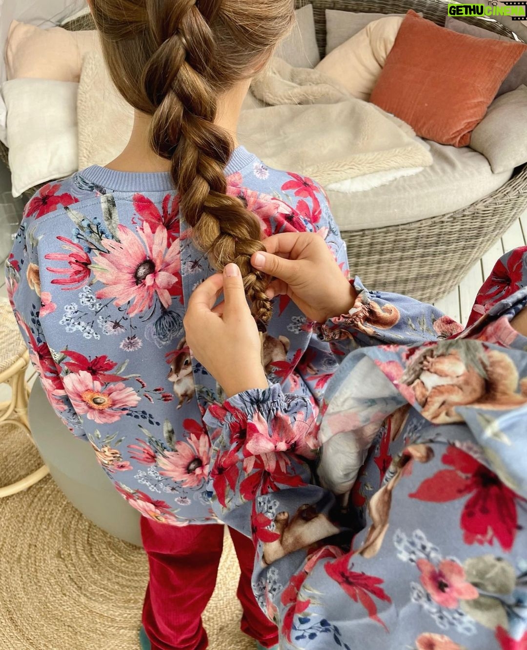 Sara Parikka Instagram - mainos @maiafamilyofficial ARVONTA & ALEKOODI 🌸❣️🐰 Ma-ia Familyn talvimallisto tuo luonnon hehkuvat värit pukeutumiseen ✨ Ihanat satumaiset kukat ja viileät, talviset kuosit ovat niin kauniita! Katso vaikka ☝🏼 🌸 SUOSIKKEINA: Minette-mekon kauniit yksityiskohdat, Merri-housujen monikäyttöisyys ja Poppy-kuosi jossa on kerrassaan upeat sävyt ❣️vaatteita löytyy koossa: 56-134 joten ihanasti onnistuu myös sisarusten samistelu! 🌸 ARVONTA Kerro miellyttääkö silmää enemmän Poppy vai Minette kuosi ja nappaa seurantaan @maiafamilyofficial 🥰 yhdelle voittajalle on luvassa 100€ arvoinen lahjakortti! Arvon voittajan 09.10 ja ilmoitan dm-viestillä. Instagram ei osallistu arvontaan! 🌸 ALEKOODI: Koodilla AWSARA20 / saa 20 % alennuksen normaalihintaisista tuotteista 48h ajan eli 02.10-04.10.2023 välisenä aikana.
