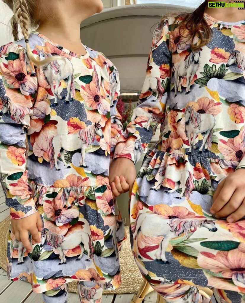 Sara Parikka Instagram - mainos @maiafamilyofficial ARVONTA & ALEKOODI 🌸❣️🐰 Ma-ia Familyn talvimallisto tuo luonnon hehkuvat värit pukeutumiseen ✨ Ihanat satumaiset kukat ja viileät, talviset kuosit ovat niin kauniita! Katso vaikka ☝🏼 🌸 SUOSIKKEINA: Minette-mekon kauniit yksityiskohdat, Merri-housujen monikäyttöisyys ja Poppy-kuosi jossa on kerrassaan upeat sävyt ❣️vaatteita löytyy koossa: 56-134 joten ihanasti onnistuu myös sisarusten samistelu! 🌸 ARVONTA Kerro miellyttääkö silmää enemmän Poppy vai Minette kuosi ja nappaa seurantaan @maiafamilyofficial 🥰 yhdelle voittajalle on luvassa 100€ arvoinen lahjakortti! Arvon voittajan 09.10 ja ilmoitan dm-viestillä. Instagram ei osallistu arvontaan! 🌸 ALEKOODI: Koodilla AWSARA20 / saa 20 % alennuksen normaalihintaisista tuotteista 48h ajan eli 02.10-04.10.2023 välisenä aikana.