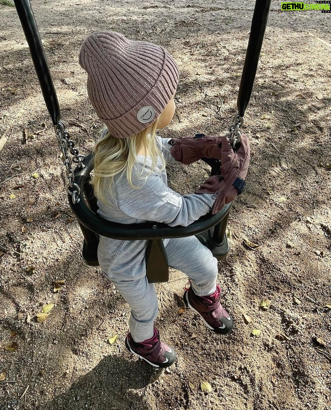 Sara Parikka Instagram - mainos @vikingoutdoorfootwear ARVONTA & ALEKOODI đ Syksy on tÀÀllĂ€ ja lasten kanssa ulkoilu toimii parhaiten, kun ulkovaatteet mahdollistaa leikkimisen ja reippailun kaikilla keleillĂ€ ja kaikissa olosuhteissa đ€ïžđšâïžđđŒ Toiminnallisista jalkineistaan tunnettu 100 vuotias Viking Footwear on lanseerannut lastenvaatemalliston, JEE! đVikingin lastenvaatemallisto on suunniteltu ekologisuus sekĂ€ vastuullisuus edellĂ€ ja materiaalit ovat kestĂ€viĂ€ + valmistettu pitkĂ€lti kierrĂ€tetyistĂ€ materiaaleista. Kurkkaa stooreista mitkĂ€ tuotteet ja yksityiskohdat on erityisesti meidĂ€n mieleen đ esim: kaikki haalarit ovat vedenpitĂ€viĂ€ ja niissĂ€ on teipatut saumat, sekĂ€ hĂ€mĂ€rĂ€llĂ€ turvallisuutta lisÀÀvĂ€ heijastava pipo đ« ARVONTA: Kommentoi tĂ€rkeysjĂ€rjestyksessĂ€ A, B ja C mitkĂ€ nĂ€istĂ€ vaatteiden ominaisuuksista ovat sinulle tĂ€rkeimpiĂ€ ja nappaa @vikingoutdoorfootwear seurantaan. Kaikkien kommentoineiden kesken arvotaan yhdet Expower kengĂ€t lasten tai junior koossa (arvo 121âŹ-131âŹ) sekĂ€ yksi Expower haalari (arvo 210âŹ)!! đ đ§Ą A. Se, ettĂ€ Expower-toppahaalarin eristeenĂ€ on markkinoiden lĂ€mpimin Primaloft-vanu. (kuvat 7&9, vanhemmalla tytöllĂ€ on toppahaalari koossa 134) đ§Ą B. Se, ettĂ€ merinovillakerrastoissa on kutittamaton bambuviimeistely. (kuvat 2&5, meidĂ€n pienin rakastaa tĂ€tĂ€ settiĂ€) đ§Ą C. Se, ettĂ€ vaatteet ja asusteet ovat valmistettu kestĂ€vÀÀ kehitystĂ€ noudattaen ja kĂ€ytetty kierrĂ€tettyjĂ€ materiaaleja. (kuvat 1-9) Suoritan arvonnan 06.10 ja ilmoitan voittajalle dm-viestillĂ€ đ„° Instagram ei osallistu arvontaan. Muista myös, ettĂ€ ALEKOODI: SaraP20 toimii ja sillĂ€ saa -20% www.vikingfootwear.com / koodi on voimassa 13.10.23 saakka #VikingFootwear #LetsExplore