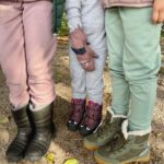 Sara Parikka Instagram - mainos @vikingoutdoorfootwear ARVONTA & ALEKOODI 😍 Syksy on täällä ja lasten kanssa ulkoilu toimii parhaiten, kun ulkovaatteet mahdollistaa leikkimisen ja reippailun kaikilla keleillä ja kaikissa olosuhteissa 🌤️💨☔️👏🏼 Toiminnallisista jalkineistaan tunnettu 100 vuotias Viking Footwear on lanseerannut lastenvaatemalliston, JEE! 🎈Vikingin lastenvaatemallisto on suunniteltu ekologisuus sekä vastuullisuus edellä ja materiaalit ovat kestäviä + valmistettu pitkälti kierrätetyistä materiaaleista. Kurkkaa stooreista mitkä tuotteet ja yksityiskohdat on erityisesti meidän mieleen 😘 esim: kaikki haalarit ovat vedenpitäviä ja niissä on teipatut saumat, sekä hämärällä turvallisuutta lisäävä heijastava pipo 💫 ARVONTA: Kommentoi tärkeysjärjestyksessä A, B ja C mitkä näistä vaatteiden ominaisuuksista ovat sinulle tärkeimpiä ja nappaa @vikingoutdoorfootwear seurantaan. Kaikkien kommentoineiden kesken arvotaan yhdet Expower kengät lasten tai junior koossa (arvo 121€-131€) sekä yksi Expower haalari (arvo 210€)!! 😍 🧡 A. Se, että Expower-toppahaalarin eristeenä on markkinoiden lämpimin Primaloft-vanu. (kuvat 7&9, vanhemmalla tytöllä on toppahaalari koossa 134) 🧡 B. Se, että merinovillakerrastoissa on kutittamaton bambuviimeistely. (kuvat 2&5, meidän pienin rakastaa tätä settiä) 🧡 C. Se, että vaatteet ja asusteet ovat valmistettu kestävää kehitystä noudattaen ja käytetty kierrätettyjä materiaaleja. (kuvat 1-9) Suoritan arvonnan 06.10 ja ilmoitan voittajalle dm-viestillä 🥰 Instagram ei osallistu arvontaan. Muista myös, että ALEKOODI: SaraP20 toimii ja sillä saa -20% www.vikingfootwear.com / koodi on voimassa 13.10.23 saakka #VikingFootwear #LetsExplore