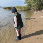 Sara Parikka Instagram - mainos @vikingoutdoorfootwear ARVONTA & ALEKOODI 😍 Syksy on täällä ja lasten kanssa ulkoilu toimii parhaiten, kun ulkovaatteet mahdollistaa leikkimisen ja reippailun kaikilla keleillä ja kaikissa olosuhteissa 🌤️💨☔️👏🏼 Toiminnallisista jalkineistaan tunnettu 100 vuotias Viking Footwear on lanseerannut lastenvaatemalliston, JEE! 🎈Vikingin lastenvaatemallisto on suunniteltu ekologisuus sekä vastuullisuus edellä ja materiaalit ovat kestäviä + valmistettu pitkälti kierrätetyistä materiaaleista. Kurkkaa stooreista mitkä tuotteet ja yksityiskohdat on erityisesti meidän mieleen 😘 esim: kaikki haalarit ovat vedenpitäviä ja niissä on teipatut saumat, sekä hämärällä turvallisuutta lisäävä heijastava pipo 💫 ARVONTA: Kommentoi tärkeysjärjestyksessä A, B ja C mitkä näistä vaatteiden ominaisuuksista ovat sinulle tärkeimpiä ja nappaa @vikingoutdoorfootwear seurantaan. Kaikkien kommentoineiden kesken arvotaan yhdet Expower kengät lasten tai junior koossa (arvo 121€-131€) sekä yksi Expower haalari (arvo 210€)!! 😍 🧡 A. Se, että Expower-toppahaalarin eristeenä on markkinoiden lämpimin Primaloft-vanu. (kuvat 7&9, vanhemmalla tytöllä on toppahaalari koossa 134) 🧡 B. Se, että merinovillakerrastoissa on kutittamaton bambuviimeistely. (kuvat 2&5, meidän pienin rakastaa tätä settiä) 🧡 C. Se, että vaatteet ja asusteet ovat valmistettu kestävää kehitystä noudattaen ja käytetty kierrätettyjä materiaaleja. (kuvat 1-9) Suoritan arvonnan 06.10 ja ilmoitan voittajalle dm-viestillä 🥰 Instagram ei osallistu arvontaan. Muista myös, että ALEKOODI: SaraP20 toimii ja sillä saa -20% www.vikingfootwear.com / koodi on voimassa 13.10.23 saakka #VikingFootwear #LetsExplore