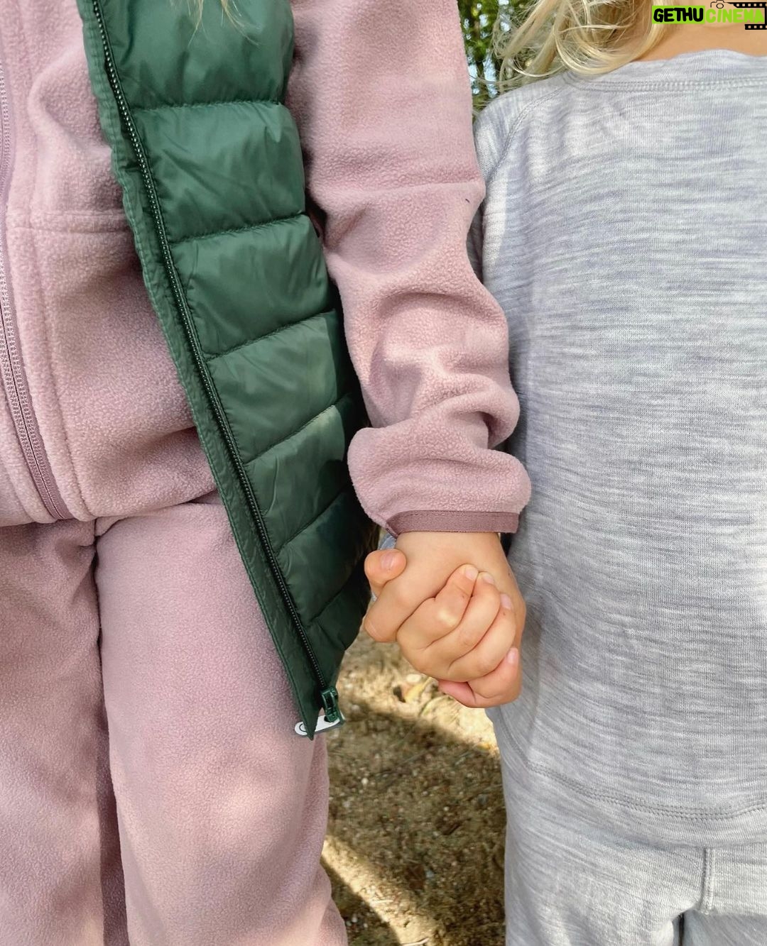 Sara Parikka Instagram - mainos @vikingoutdoorfootwear ARVONTA & ALEKOODI đ Syksy on tÀÀllĂ€ ja lasten kanssa ulkoilu toimii parhaiten, kun ulkovaatteet mahdollistaa leikkimisen ja reippailun kaikilla keleillĂ€ ja kaikissa olosuhteissa đ€ïžđšâïžđđŒ Toiminnallisista jalkineistaan tunnettu 100 vuotias Viking Footwear on lanseerannut lastenvaatemalliston, JEE! đVikingin lastenvaatemallisto on suunniteltu ekologisuus sekĂ€ vastuullisuus edellĂ€ ja materiaalit ovat kestĂ€viĂ€ + valmistettu pitkĂ€lti kierrĂ€tetyistĂ€ materiaaleista. Kurkkaa stooreista mitkĂ€ tuotteet ja yksityiskohdat on erityisesti meidĂ€n mieleen đ esim: kaikki haalarit ovat vedenpitĂ€viĂ€ ja niissĂ€ on teipatut saumat, sekĂ€ hĂ€mĂ€rĂ€llĂ€ turvallisuutta lisÀÀvĂ€ heijastava pipo đ« ARVONTA: Kommentoi tĂ€rkeysjĂ€rjestyksessĂ€ A, B ja C mitkĂ€ nĂ€istĂ€ vaatteiden ominaisuuksista ovat sinulle tĂ€rkeimpiĂ€ ja nappaa @vikingoutdoorfootwear seurantaan. Kaikkien kommentoineiden kesken arvotaan yhdet Expower kengĂ€t lasten tai junior koossa (arvo 121âŹ-131âŹ) sekĂ€ yksi Expower haalari (arvo 210âŹ)!! đ đ§Ą A. Se, ettĂ€ Expower-toppahaalarin eristeenĂ€ on markkinoiden lĂ€mpimin Primaloft-vanu. (kuvat 7&9, vanhemmalla tytöllĂ€ on toppahaalari koossa 134) đ§Ą B. Se, ettĂ€ merinovillakerrastoissa on kutittamaton bambuviimeistely. (kuvat 2&5, meidĂ€n pienin rakastaa tĂ€tĂ€ settiĂ€) đ§Ą C. Se, ettĂ€ vaatteet ja asusteet ovat valmistettu kestĂ€vÀÀ kehitystĂ€ noudattaen ja kĂ€ytetty kierrĂ€tettyjĂ€ materiaaleja. (kuvat 1-9) Suoritan arvonnan 06.10 ja ilmoitan voittajalle dm-viestillĂ€ đ„° Instagram ei osallistu arvontaan. Muista myös, ettĂ€ ALEKOODI: SaraP20 toimii ja sillĂ€ saa -20% www.vikingfootwear.com / koodi on voimassa 13.10.23 saakka #VikingFootwear #LetsExplore
