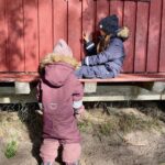 Sara Parikka Instagram - mainos @vikingoutdoorfootwear ARVONTA & ALEKOODI 😍 Syksy on täällä ja lasten kanssa ulkoilu toimii parhaiten, kun ulkovaatteet mahdollistaa leikkimisen ja reippailun kaikilla keleillä ja kaikissa olosuhteissa 🌤️💨☔️👏🏼 Toiminnallisista jalkineistaan tunnettu 100 vuotias Viking Footwear on lanseerannut lastenvaatemalliston, JEE! 🎈Vikingin lastenvaatemallisto on suunniteltu ekologisuus sekä vastuullisuus edellä ja materiaalit ovat kestäviä + valmistettu pitkälti kierrätetyistä materiaaleista. Kurkkaa stooreista mitkä tuotteet ja yksityiskohdat on erityisesti meidän mieleen 😘 esim: kaikki haalarit ovat vedenpitäviä ja niissä on teipatut saumat, sekä hämärällä turvallisuutta lisäävä heijastava pipo 💫 ARVONTA: Kommentoi tärkeysjärjestyksessä A, B ja C mitkä näistä vaatteiden ominaisuuksista ovat sinulle tärkeimpiä ja nappaa @vikingoutdoorfootwear seurantaan. Kaikkien kommentoineiden kesken arvotaan yhdet Expower kengät lasten tai junior koossa (arvo 121€-131€) sekä yksi Expower haalari (arvo 210€)!! 😍 🧡 A. Se, että Expower-toppahaalarin eristeenä on markkinoiden lämpimin Primaloft-vanu. (kuvat 7&9, vanhemmalla tytöllä on toppahaalari koossa 134) 🧡 B. Se, että merinovillakerrastoissa on kutittamaton bambuviimeistely. (kuvat 2&5, meidän pienin rakastaa tätä settiä) 🧡 C. Se, että vaatteet ja asusteet ovat valmistettu kestävää kehitystä noudattaen ja käytetty kierrätettyjä materiaaleja. (kuvat 1-9) Suoritan arvonnan 06.10 ja ilmoitan voittajalle dm-viestillä 🥰 Instagram ei osallistu arvontaan. Muista myös, että ALEKOODI: SaraP20 toimii ja sillä saa -20% www.vikingfootwear.com / koodi on voimassa 13.10.23 saakka #VikingFootwear #LetsExplore