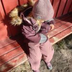 Sara Parikka Instagram - mainos @vikingoutdoorfootwear ARVONTA & ALEKOODI 😍 Syksy on täällä ja lasten kanssa ulkoilu toimii parhaiten, kun ulkovaatteet mahdollistaa leikkimisen ja reippailun kaikilla keleillä ja kaikissa olosuhteissa 🌤️💨☔️👏🏼 Toiminnallisista jalkineistaan tunnettu 100 vuotias Viking Footwear on lanseerannut lastenvaatemalliston, JEE! 🎈Vikingin lastenvaatemallisto on suunniteltu ekologisuus sekä vastuullisuus edellä ja materiaalit ovat kestäviä + valmistettu pitkälti kierrätetyistä materiaaleista. Kurkkaa stooreista mitkä tuotteet ja yksityiskohdat on erityisesti meidän mieleen 😘 esim: kaikki haalarit ovat vedenpitäviä ja niissä on teipatut saumat, sekä hämärällä turvallisuutta lisäävä heijastava pipo 💫 ARVONTA: Kommentoi tärkeysjärjestyksessä A, B ja C mitkä näistä vaatteiden ominaisuuksista ovat sinulle tärkeimpiä ja nappaa @vikingoutdoorfootwear seurantaan. Kaikkien kommentoineiden kesken arvotaan yhdet Expower kengät lasten tai junior koossa (arvo 121€-131€) sekä yksi Expower haalari (arvo 210€)!! 😍 🧡 A. Se, että Expower-toppahaalarin eristeenä on markkinoiden lämpimin Primaloft-vanu. (kuvat 7&9, vanhemmalla tytöllä on toppahaalari koossa 134) 🧡 B. Se, että merinovillakerrastoissa on kutittamaton bambuviimeistely. (kuvat 2&5, meidän pienin rakastaa tätä settiä) 🧡 C. Se, että vaatteet ja asusteet ovat valmistettu kestävää kehitystä noudattaen ja käytetty kierrätettyjä materiaaleja. (kuvat 1-9) Suoritan arvonnan 06.10 ja ilmoitan voittajalle dm-viestillä 🥰 Instagram ei osallistu arvontaan. Muista myös, että ALEKOODI: SaraP20 toimii ja sillä saa -20% www.vikingfootwear.com / koodi on voimassa 13.10.23 saakka #VikingFootwear #LetsExplore