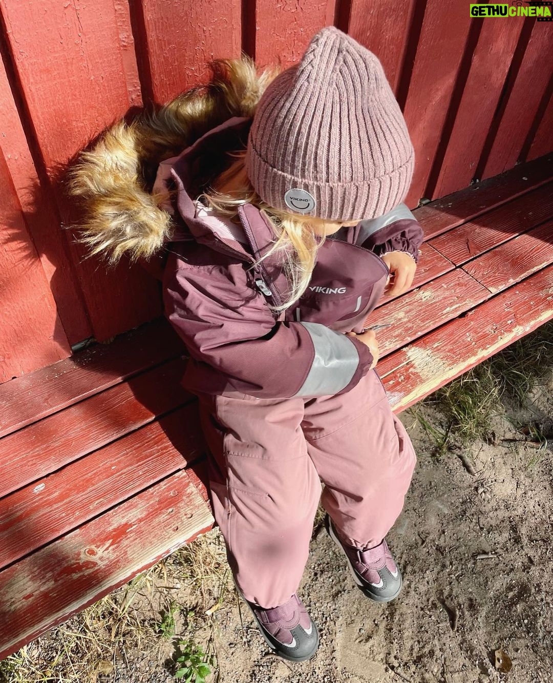 Sara Parikka Instagram - mainos @vikingoutdoorfootwear ARVONTA & ALEKOODI đ Syksy on tÀÀllĂ€ ja lasten kanssa ulkoilu toimii parhaiten, kun ulkovaatteet mahdollistaa leikkimisen ja reippailun kaikilla keleillĂ€ ja kaikissa olosuhteissa đ€ïžđšâïžđđŒ Toiminnallisista jalkineistaan tunnettu 100 vuotias Viking Footwear on lanseerannut lastenvaatemalliston, JEE! đVikingin lastenvaatemallisto on suunniteltu ekologisuus sekĂ€ vastuullisuus edellĂ€ ja materiaalit ovat kestĂ€viĂ€ + valmistettu pitkĂ€lti kierrĂ€tetyistĂ€ materiaaleista. Kurkkaa stooreista mitkĂ€ tuotteet ja yksityiskohdat on erityisesti meidĂ€n mieleen đ esim: kaikki haalarit ovat vedenpitĂ€viĂ€ ja niissĂ€ on teipatut saumat, sekĂ€ hĂ€mĂ€rĂ€llĂ€ turvallisuutta lisÀÀvĂ€ heijastava pipo đ« ARVONTA: Kommentoi tĂ€rkeysjĂ€rjestyksessĂ€ A, B ja C mitkĂ€ nĂ€istĂ€ vaatteiden ominaisuuksista ovat sinulle tĂ€rkeimpiĂ€ ja nappaa @vikingoutdoorfootwear seurantaan. Kaikkien kommentoineiden kesken arvotaan yhdet Expower kengĂ€t lasten tai junior koossa (arvo 121âŹ-131âŹ) sekĂ€ yksi Expower haalari (arvo 210âŹ)!! đ đ§Ą A. Se, ettĂ€ Expower-toppahaalarin eristeenĂ€ on markkinoiden lĂ€mpimin Primaloft-vanu. (kuvat 7&9, vanhemmalla tytöllĂ€ on toppahaalari koossa 134) đ§Ą B. Se, ettĂ€ merinovillakerrastoissa on kutittamaton bambuviimeistely. (kuvat 2&5, meidĂ€n pienin rakastaa tĂ€tĂ€ settiĂ€) đ§Ą C. Se, ettĂ€ vaatteet ja asusteet ovat valmistettu kestĂ€vÀÀ kehitystĂ€ noudattaen ja kĂ€ytetty kierrĂ€tettyjĂ€ materiaaleja. (kuvat 1-9) Suoritan arvonnan 06.10 ja ilmoitan voittajalle dm-viestillĂ€ đ„° Instagram ei osallistu arvontaan. Muista myös, ettĂ€ ALEKOODI: SaraP20 toimii ja sillĂ€ saa -20% www.vikingfootwear.com / koodi on voimassa 13.10.23 saakka #VikingFootwear #LetsExplore