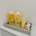 Sara Parikka Instagram - mainos @hairlust ARVONTA ✨💛 Mulla on hennot hiukset jotka usein hiustenpesun jälkeen roikkuu liukkaina ja latteina 😅 But not anymore! Nyt oon kuukauden päivät käyttänyt Hairlustin uutta Volume Wizard™ tuotesarjaa joka antaa hiuksille ilmavaa tuuheutta ja vitsit miten paljon tykkään 🤌🏼 Sarjaan kuuluu hellävarainen shampoo ja hoitoaine, jotka tekee hiuksista tuuheat mutta samalla hoitaa ja vahvistaa hentoja hiuksia. Usein nimittäin tuuheuttavat tuotteet kuivattaa liikaa, mut nämä ei 😘 Lempparina sarjasta löytyy myös ponnekaasuton hiuspuuteri, joka antaa just sopivasti rakennetta, tuuheutta ja pitoa ilman semmosta tahmeeta fiilistä päänahassa 👌🏼✨ Mun vakkari kombo, jos haluan maksimoida volyymia: * Pese hiukset Volume Wizard™ shampoolla & hoitoaineella (muista pestä tuotteet kunnolla pois hiuksista) * Pesun jälkeen föönaus harjan kanssa * Lisää kuivaan hiustyveen hiuspuuteria 💛 ARVONTA 💛 Voita kaikki kolme Volume Wizard™ sarjan tuotetta itsellesi ja yhdelle kaverille. Seuraa @hairlust ja kerro kenelle tahdot antaa toiset tuotteet kommenteissa. Osallistua voi 1.10 asti. Hairlust arpoo KOLME!! voittajaa ja ottaa yhteyttä voittajiin viikon sisällä arvonnan loppumisesta DM:llä. Instagram/Facebook ei sponsoroi, hallinoi tai ole mitenkään mukana arvonnassa.