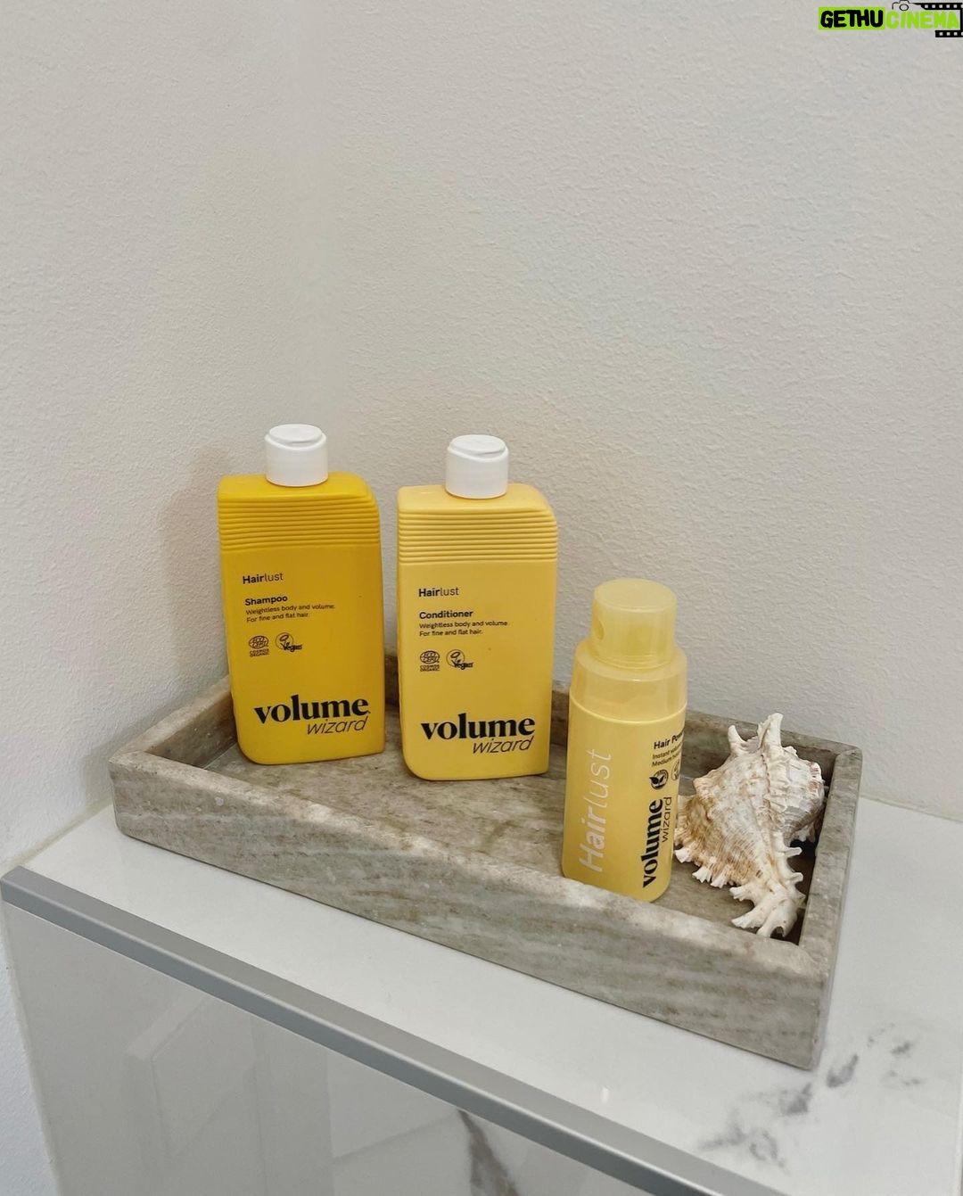 Sara Parikka Instagram - mainos @hairlust ARVONTA ✨💛 Mulla on hennot hiukset jotka usein hiustenpesun jälkeen roikkuu liukkaina ja latteina 😅 But not anymore! Nyt oon kuukauden päivät käyttänyt Hairlustin uutta Volume Wizard™ tuotesarjaa joka antaa hiuksille ilmavaa tuuheutta ja vitsit miten paljon tykkään 🤌🏼 Sarjaan kuuluu hellävarainen shampoo ja hoitoaine, jotka tekee hiuksista tuuheat mutta samalla hoitaa ja vahvistaa hentoja hiuksia. Usein nimittäin tuuheuttavat tuotteet kuivattaa liikaa, mut nämä ei 😘 Lempparina sarjasta löytyy myös ponnekaasuton hiuspuuteri, joka antaa just sopivasti rakennetta, tuuheutta ja pitoa ilman semmosta tahmeeta fiilistä päänahassa 👌🏼✨ Mun vakkari kombo, jos haluan maksimoida volyymia: * Pese hiukset Volume Wizard™ shampoolla & hoitoaineella (muista pestä tuotteet kunnolla pois hiuksista) * Pesun jälkeen föönaus harjan kanssa * Lisää kuivaan hiustyveen hiuspuuteria 💛 ARVONTA 💛 Voita kaikki kolme Volume Wizard™ sarjan tuotetta itsellesi ja yhdelle kaverille. Seuraa @hairlust ja kerro kenelle tahdot antaa toiset tuotteet kommenteissa. Osallistua voi 1.10 asti. Hairlust arpoo KOLME!! voittajaa ja ottaa yhteyttä voittajiin viikon sisällä arvonnan loppumisesta DM:llä. Instagram/Facebook ei sponsoroi, hallinoi tai ole mitenkään mukana arvonnassa.
