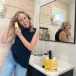 Sara Parikka Instagram - mainos @hairlust ARVONTA ✨💛 Mulla on hennot hiukset jotka usein hiustenpesun jälkeen roikkuu liukkaina ja latteina 😅 But not anymore! Nyt oon kuukauden päivät käyttänyt Hairlustin uutta Volume Wizard™ tuotesarjaa joka antaa hiuksille ilmavaa tuuheutta ja vitsit miten paljon tykkään 🤌🏼 Sarjaan kuuluu hellävarainen shampoo ja hoitoaine, jotka tekee hiuksista tuuheat mutta samalla hoitaa ja vahvistaa hentoja hiuksia. Usein nimittäin tuuheuttavat tuotteet kuivattaa liikaa, mut nämä ei 😘 Lempparina sarjasta löytyy myös ponnekaasuton hiuspuuteri, joka antaa just sopivasti rakennetta, tuuheutta ja pitoa ilman semmosta tahmeeta fiilistä päänahassa 👌🏼✨ Mun vakkari kombo, jos haluan maksimoida volyymia: * Pese hiukset Volume Wizard™ shampoolla & hoitoaineella (muista pestä tuotteet kunnolla pois hiuksista) * Pesun jälkeen föönaus harjan kanssa * Lisää kuivaan hiustyveen hiuspuuteria 💛 ARVONTA 💛 Voita kaikki kolme Volume Wizard™ sarjan tuotetta itsellesi ja yhdelle kaverille. Seuraa @hairlust ja kerro kenelle tahdot antaa toiset tuotteet kommenteissa. Osallistua voi 1.10 asti. Hairlust arpoo KOLME!! voittajaa ja ottaa yhteyttä voittajiin viikon sisällä arvonnan loppumisesta DM:llä. Instagram/Facebook ei sponsoroi, hallinoi tai ole mitenkään mukana arvonnassa.