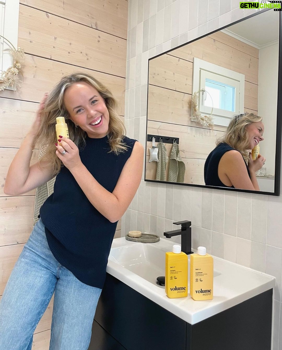 Sara Parikka Instagram - mainos @hairlust ARVONTA ✨💛 Mulla on hennot hiukset jotka usein hiustenpesun jälkeen roikkuu liukkaina ja latteina 😅 But not anymore! Nyt oon kuukauden päivät käyttänyt Hairlustin uutta Volume Wizard™ tuotesarjaa joka antaa hiuksille ilmavaa tuuheutta ja vitsit miten paljon tykkään 🤌🏼 Sarjaan kuuluu hellävarainen shampoo ja hoitoaine, jotka tekee hiuksista tuuheat mutta samalla hoitaa ja vahvistaa hentoja hiuksia. Usein nimittäin tuuheuttavat tuotteet kuivattaa liikaa, mut nämä ei 😘 Lempparina sarjasta löytyy myös ponnekaasuton hiuspuuteri, joka antaa just sopivasti rakennetta, tuuheutta ja pitoa ilman semmosta tahmeeta fiilistä päänahassa 👌🏼✨ Mun vakkari kombo, jos haluan maksimoida volyymia: * Pese hiukset Volume Wizard™ shampoolla & hoitoaineella (muista pestä tuotteet kunnolla pois hiuksista) * Pesun jälkeen föönaus harjan kanssa * Lisää kuivaan hiustyveen hiuspuuteria 💛 ARVONTA 💛 Voita kaikki kolme Volume Wizard™ sarjan tuotetta itsellesi ja yhdelle kaverille. Seuraa @hairlust ja kerro kenelle tahdot antaa toiset tuotteet kommenteissa. Osallistua voi 1.10 asti. Hairlust arpoo KOLME!! voittajaa ja ottaa yhteyttä voittajiin viikon sisällä arvonnan loppumisesta DM:llä. Instagram/Facebook ei sponsoroi, hallinoi tai ole mitenkään mukana arvonnassa.