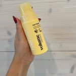 Sara Parikka Instagram - mainos @hairlust ARVONTA ✨💛 Mulla on hennot hiukset jotka usein hiustenpesun jälkeen roikkuu liukkaina ja latteina 😅 But not anymore! Nyt oon kuukauden päivät käyttänyt Hairlustin uutta Volume Wizard™ tuotesarjaa joka antaa hiuksille ilmavaa tuuheutta ja vitsit miten paljon tykkään 🤌🏼 Sarjaan kuuluu hellävarainen shampoo ja hoitoaine, jotka tekee hiuksista tuuheat mutta samalla hoitaa ja vahvistaa hentoja hiuksia. Usein nimittäin tuuheuttavat tuotteet kuivattaa liikaa, mut nämä ei 😘 Lempparina sarjasta löytyy myös ponnekaasuton hiuspuuteri, joka antaa just sopivasti rakennetta, tuuheutta ja pitoa ilman semmosta tahmeeta fiilistä päänahassa 👌🏼✨ Mun vakkari kombo, jos haluan maksimoida volyymia: * Pese hiukset Volume Wizard™ shampoolla & hoitoaineella (muista pestä tuotteet kunnolla pois hiuksista) * Pesun jälkeen föönaus harjan kanssa * Lisää kuivaan hiustyveen hiuspuuteria 💛 ARVONTA 💛 Voita kaikki kolme Volume Wizard™ sarjan tuotetta itsellesi ja yhdelle kaverille. Seuraa @hairlust ja kerro kenelle tahdot antaa toiset tuotteet kommenteissa. Osallistua voi 1.10 asti. Hairlust arpoo KOLME!! voittajaa ja ottaa yhteyttä voittajiin viikon sisällä arvonnan loppumisesta DM:llä. Instagram/Facebook ei sponsoroi, hallinoi tai ole mitenkään mukana arvonnassa.