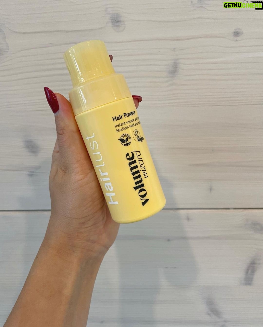 Sara Parikka Instagram - mainos @hairlust ARVONTA ✨💛 Mulla on hennot hiukset jotka usein hiustenpesun jälkeen roikkuu liukkaina ja latteina 😅 But not anymore! Nyt oon kuukauden päivät käyttänyt Hairlustin uutta Volume Wizard™ tuotesarjaa joka antaa hiuksille ilmavaa tuuheutta ja vitsit miten paljon tykkään 🤌🏼 Sarjaan kuuluu hellävarainen shampoo ja hoitoaine, jotka tekee hiuksista tuuheat mutta samalla hoitaa ja vahvistaa hentoja hiuksia. Usein nimittäin tuuheuttavat tuotteet kuivattaa liikaa, mut nämä ei 😘 Lempparina sarjasta löytyy myös ponnekaasuton hiuspuuteri, joka antaa just sopivasti rakennetta, tuuheutta ja pitoa ilman semmosta tahmeeta fiilistä päänahassa 👌🏼✨ Mun vakkari kombo, jos haluan maksimoida volyymia: * Pese hiukset Volume Wizard™ shampoolla & hoitoaineella (muista pestä tuotteet kunnolla pois hiuksista) * Pesun jälkeen föönaus harjan kanssa * Lisää kuivaan hiustyveen hiuspuuteria 💛 ARVONTA 💛 Voita kaikki kolme Volume Wizard™ sarjan tuotetta itsellesi ja yhdelle kaverille. Seuraa @hairlust ja kerro kenelle tahdot antaa toiset tuotteet kommenteissa. Osallistua voi 1.10 asti. Hairlust arpoo KOLME!! voittajaa ja ottaa yhteyttä voittajiin viikon sisällä arvonnan loppumisesta DM:llä. Instagram/Facebook ei sponsoroi, hallinoi tai ole mitenkään mukana arvonnassa.