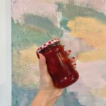 Sara Parikka Instagram - 🍓mä ostin ison laatikon kotimaisia mansikoita, mut ne ei ollu kovin hyviä (ei ehkä ylläri tälleen syyskuussa😅) niinpä päätin keitellä hilloa @anninuunissa reseptillä. Tästä tuli SUPERHYVÄÄ 😍🍓 nam! Ja ei kyllä uskoisi, että sokeria on tavallista vähemmän. Kannattaa koklaa! 🍓 Just herkuttelin hilloa jougurtin parina ja aattelin paistaa viikonloppuna lettuja 🥞 ihanaa viikonloppua 😚👋🏼❤️ ps.. kurkkaa vika kuva ☝🏼koiranpentu on aina siellä missä tapahtuu.. 🙊